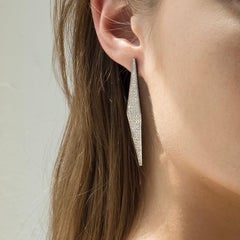 Boucles d'oreilles modernes Ralph Masri avec diamants et saphirs