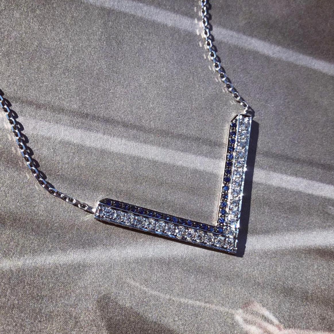 Modernistische Diamant-Saphir-Halskette von Ralph Masri (Rundschliff) im Angebot