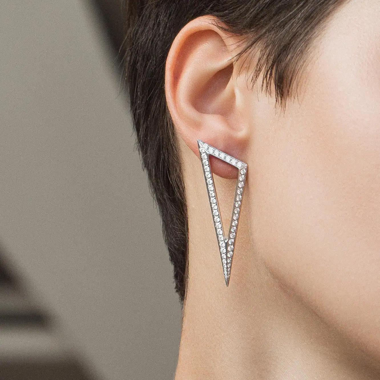Orecchini a triangolo con diamanti modernisti di Ralph Masri In condizioni Nuovo in vendita a Weston, MA