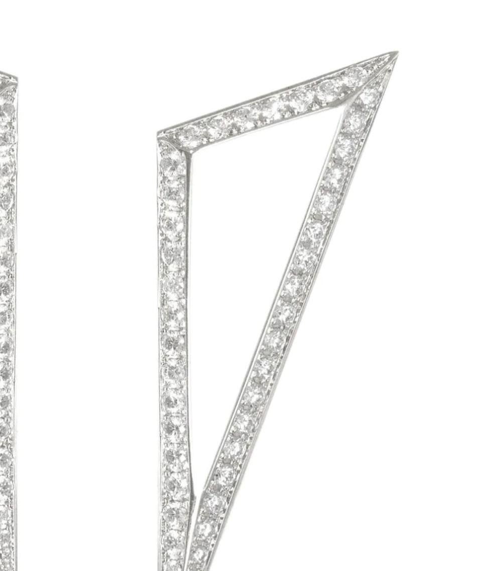 Ralph Masri Boucles d'oreilles triangulaires modernistes en diamants en vente 1