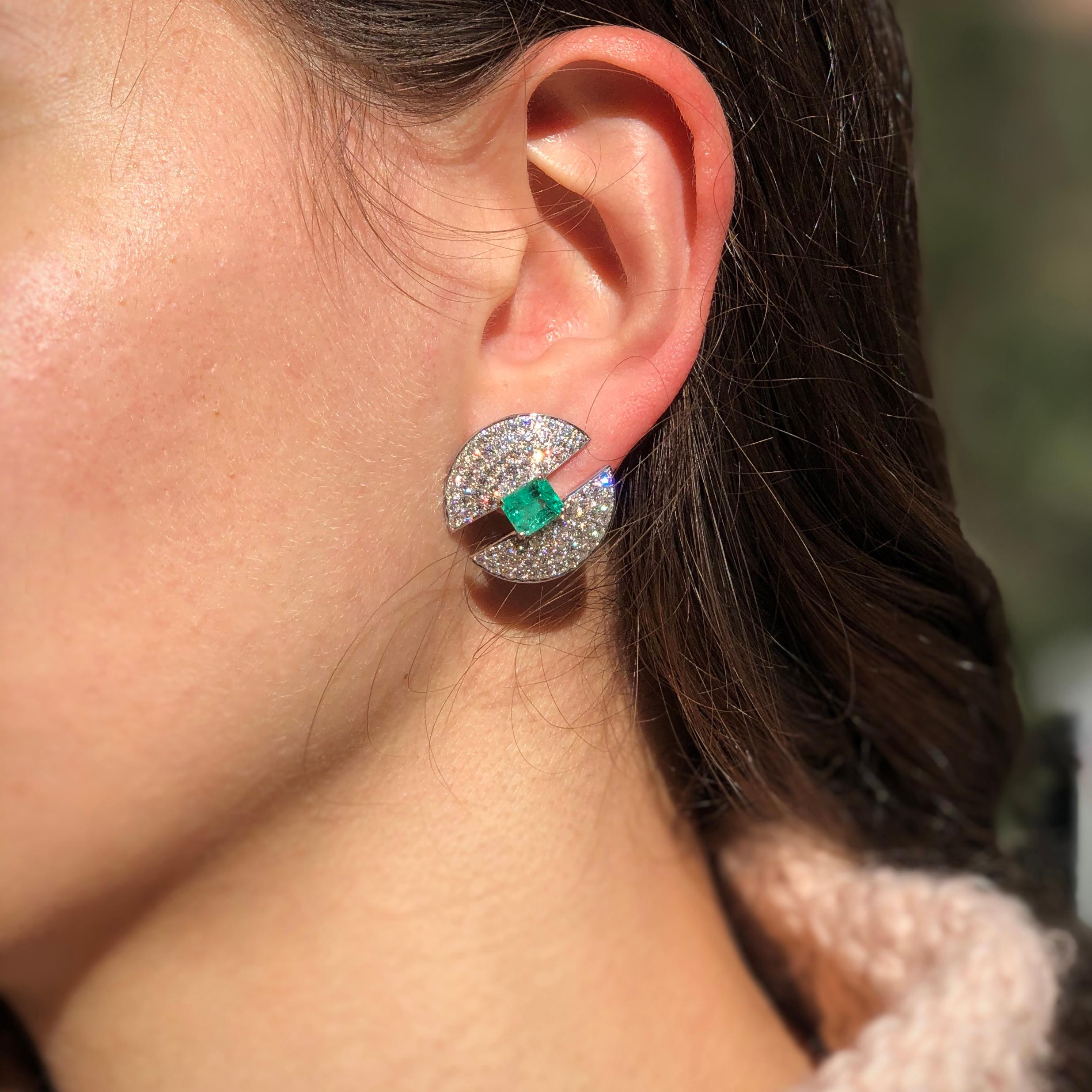 Taille émeraude Ralph Masri Boucles d'oreilles modernistes en forme de dôme en émeraude et diamants en vente