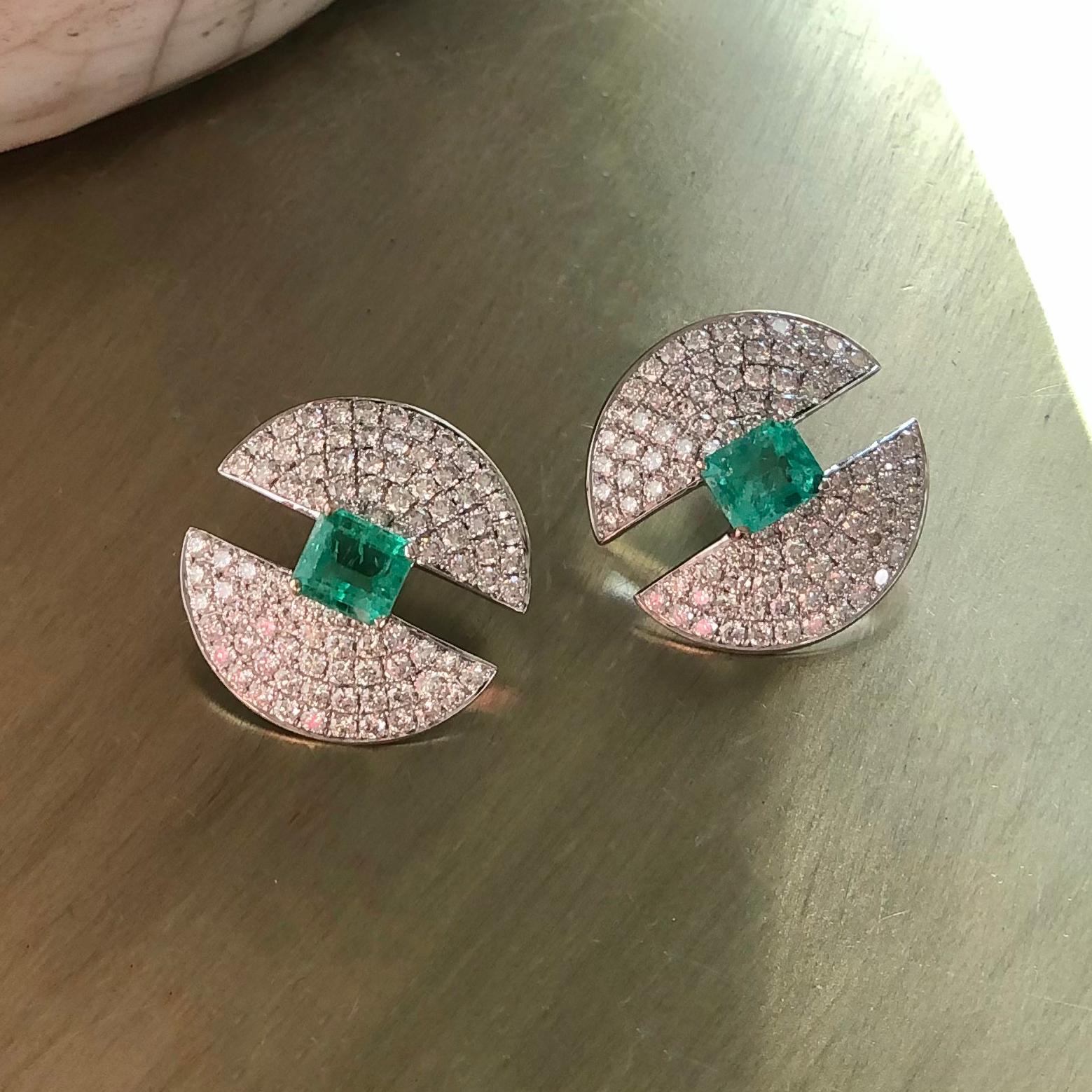 Ralph Masri Modernistische gewölbte Smaragd-Diamant-Ohrringe (Smaragdschliff) im Angebot