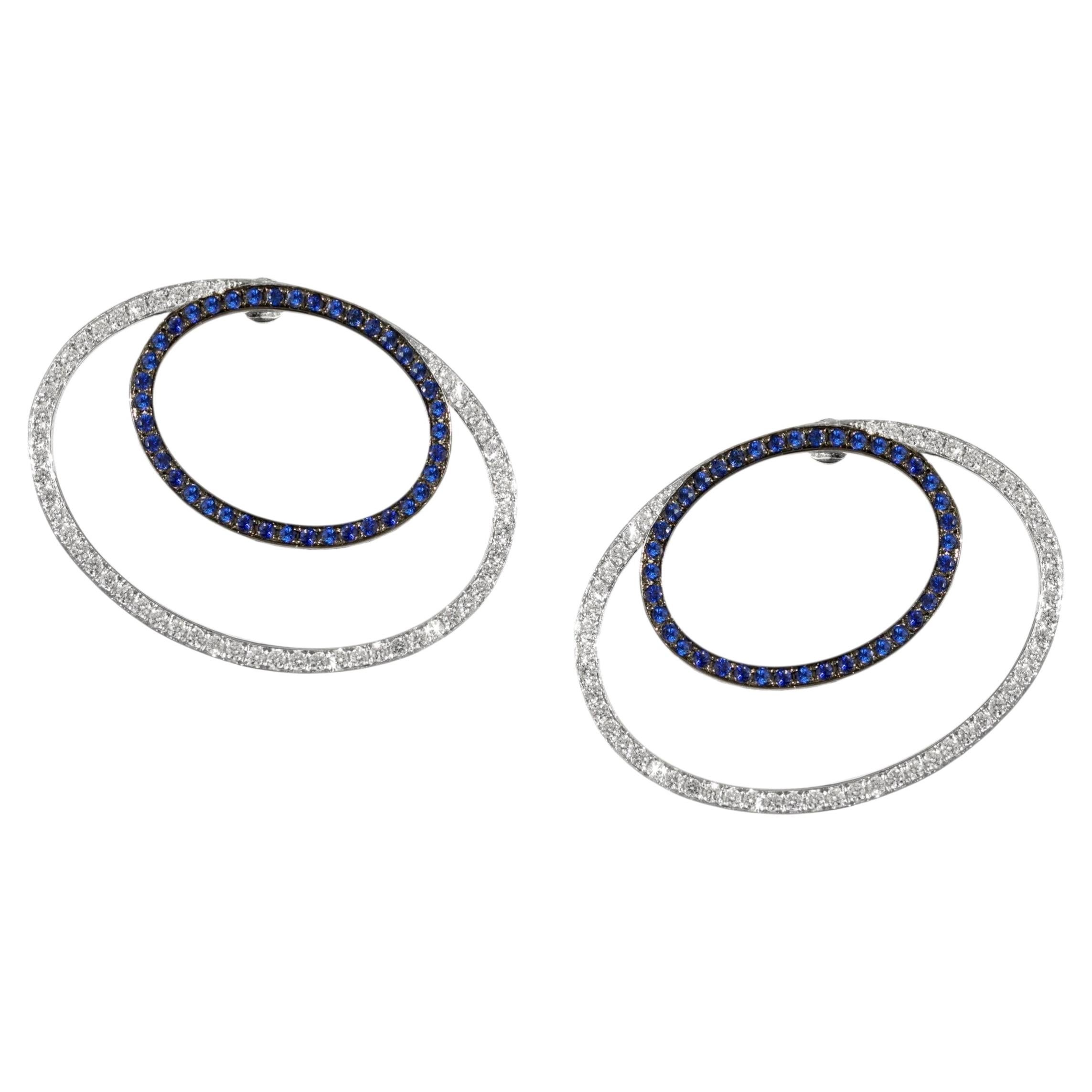 Pendientes modernistas de Ralph Masri en oro blanco de 18 quilates con pavé de diamantes y zafiros en forma ovalada