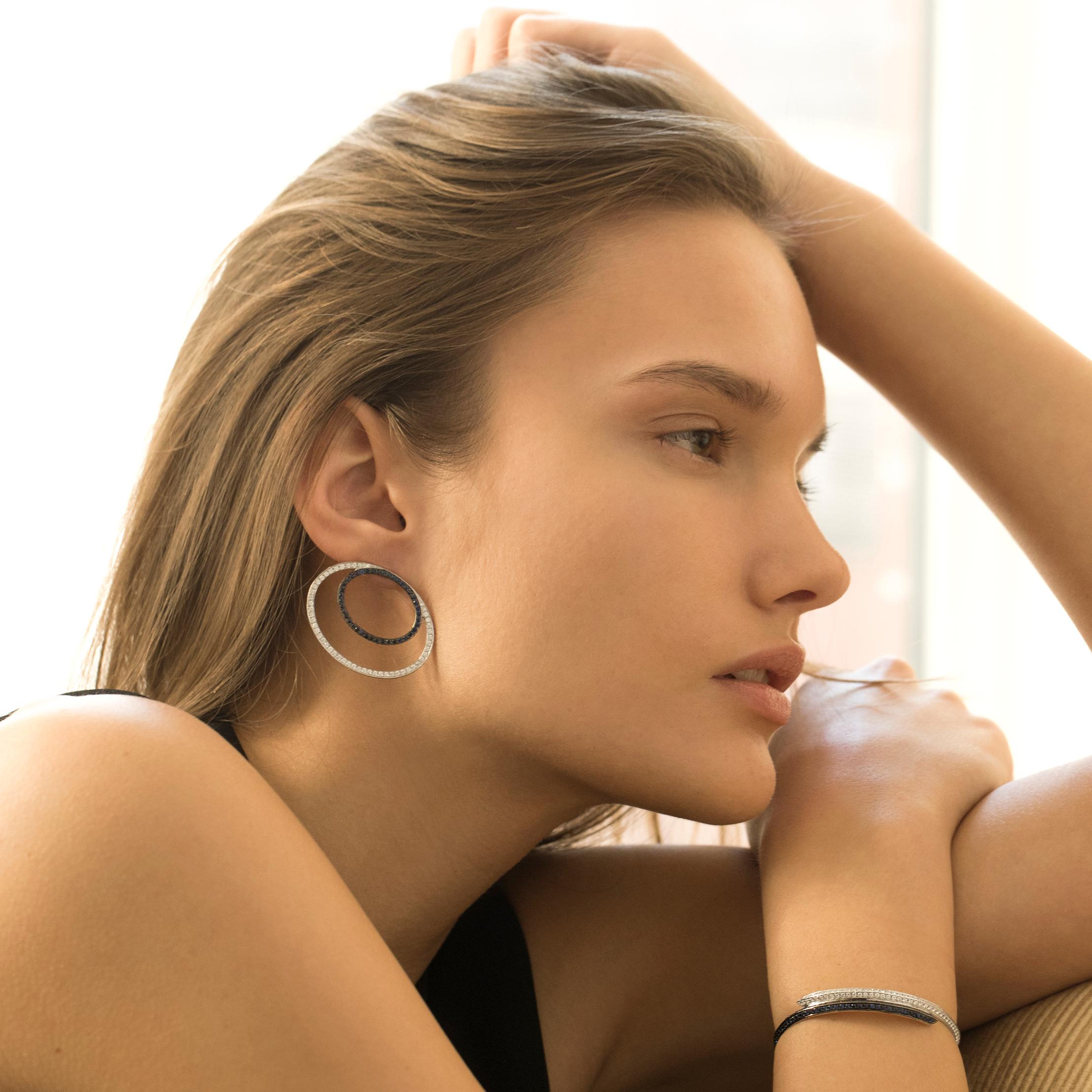 18kt white gold oval earrings with diamonds and sapphires from Ralph Masri's Modernist collection, inspired by mid-century Modernist architecture with an emphasis on minimalist shapes and silhouettes.

Available in yellow, rose or white gold.

Push