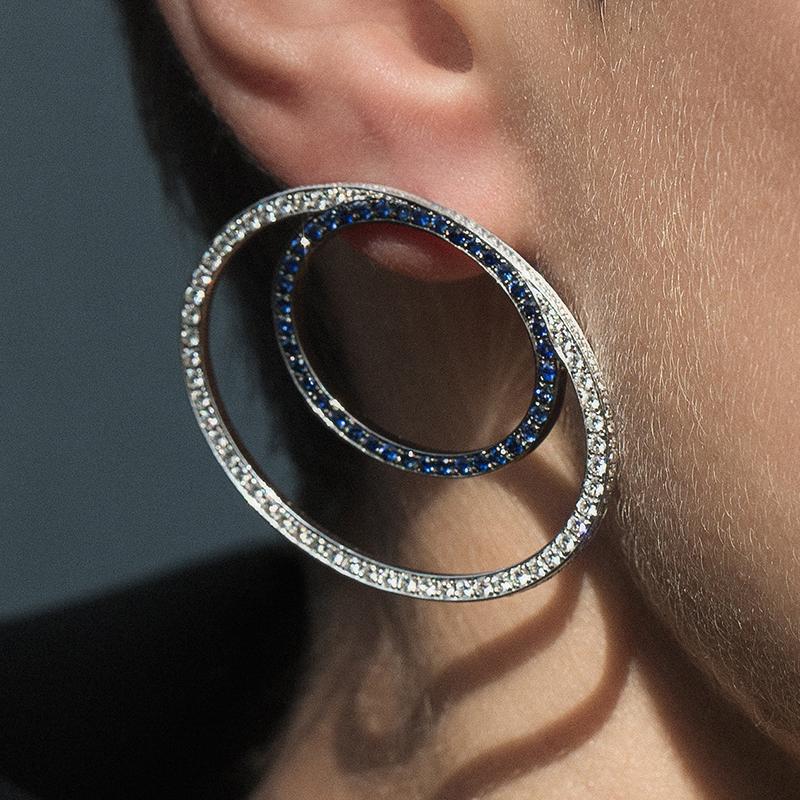 Taille ronde Ralph Masri Boucles d'oreilles modernistes ovales en diamants et saphirs en vente