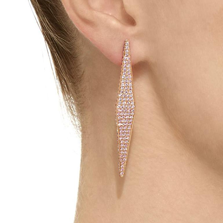 Boucles d'oreilles en or rose 18kt avec saphirs roses de la collection Modernist de Ralph Masri, inspirée par l'architecture moderniste du milieu du siècle et mettant l'accent sur des formes et des silhouettes minimalistes.

Les boutons-poussoirs