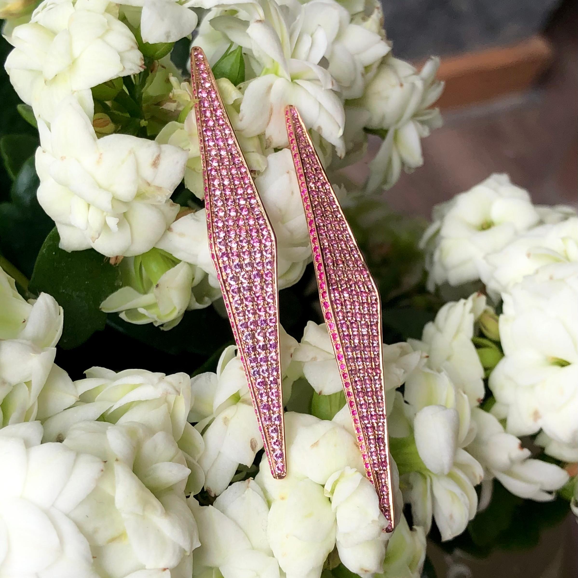 Taglio rotondo Orecchini con zaffiro rosa modernista di Ralph Masri in vendita