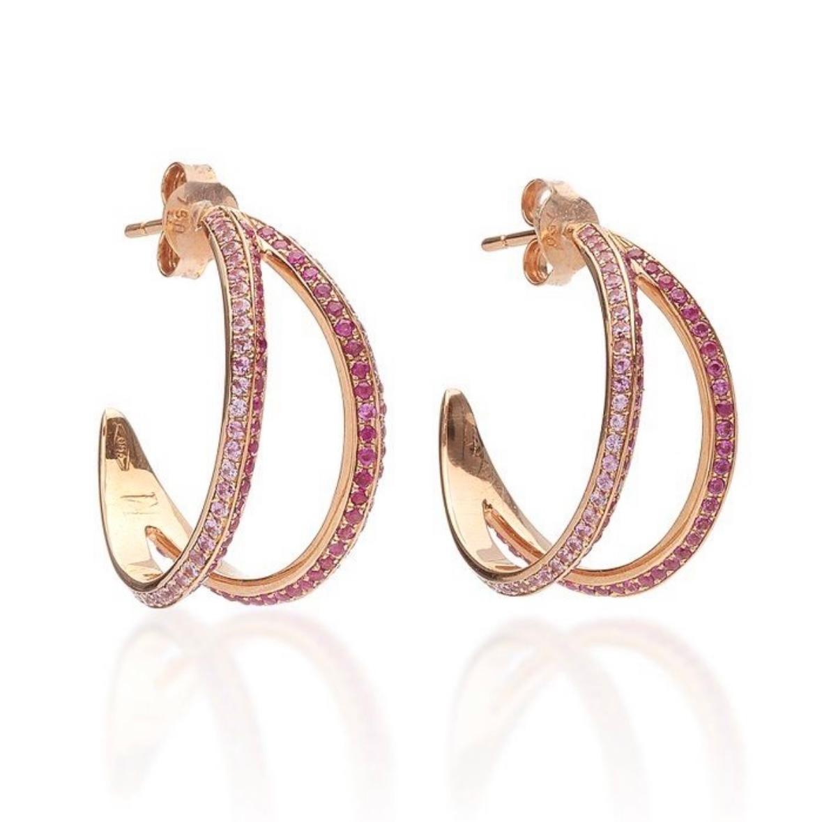 Straordinari cerchi in oro rosa 18kt con zaffiri rosa chiari e scuri della collezione Modernist di Ralph Masri, ispirata all'architettura modernista della metà del secolo con un'enfasi su forme e silhouette minimaliste.

Push back per orecchie