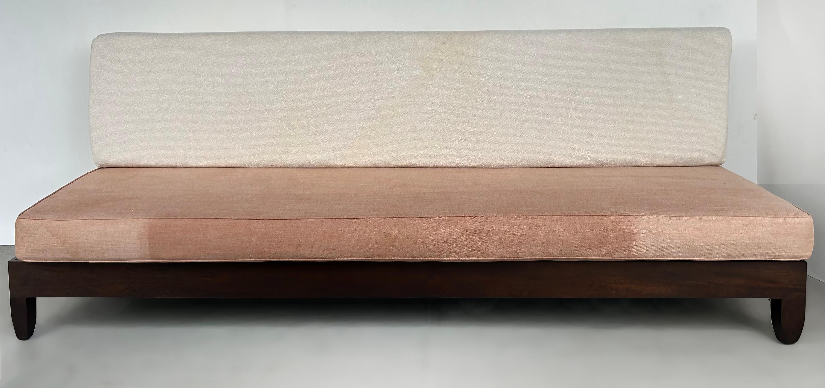 Ralph Pucci Chris Lehrecke Sofá de caoba sin brazos con cojines sueltos en venta 3