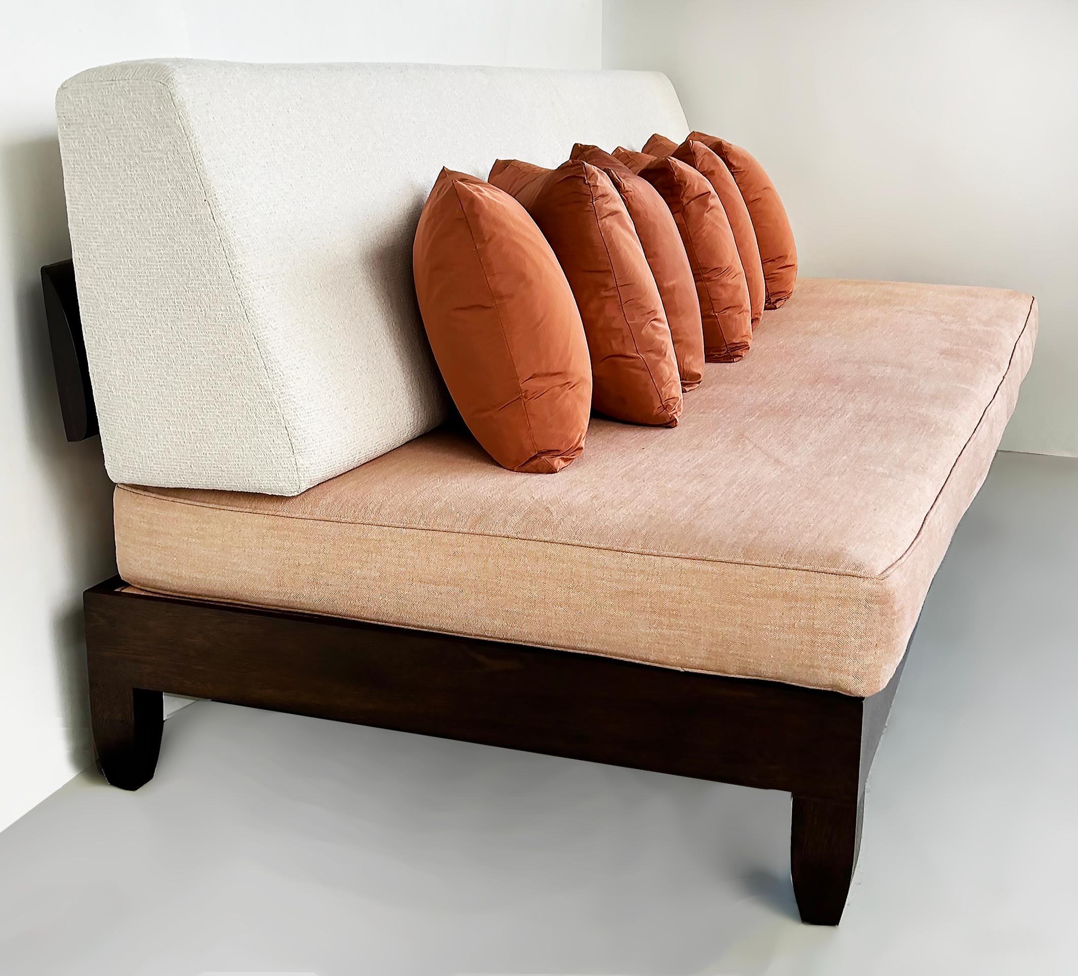  Ralph Pucci Chris Lehrecke Sofá de caoba sin brazos con cojines sueltos

Se ofrece a la venta un sofá sin brazos de caoba diseñado por Chris Lehrecke para Ralph Pucci c.2008.  Este sofá minimalista tiene un armazón de caoba con cojines sueltos para