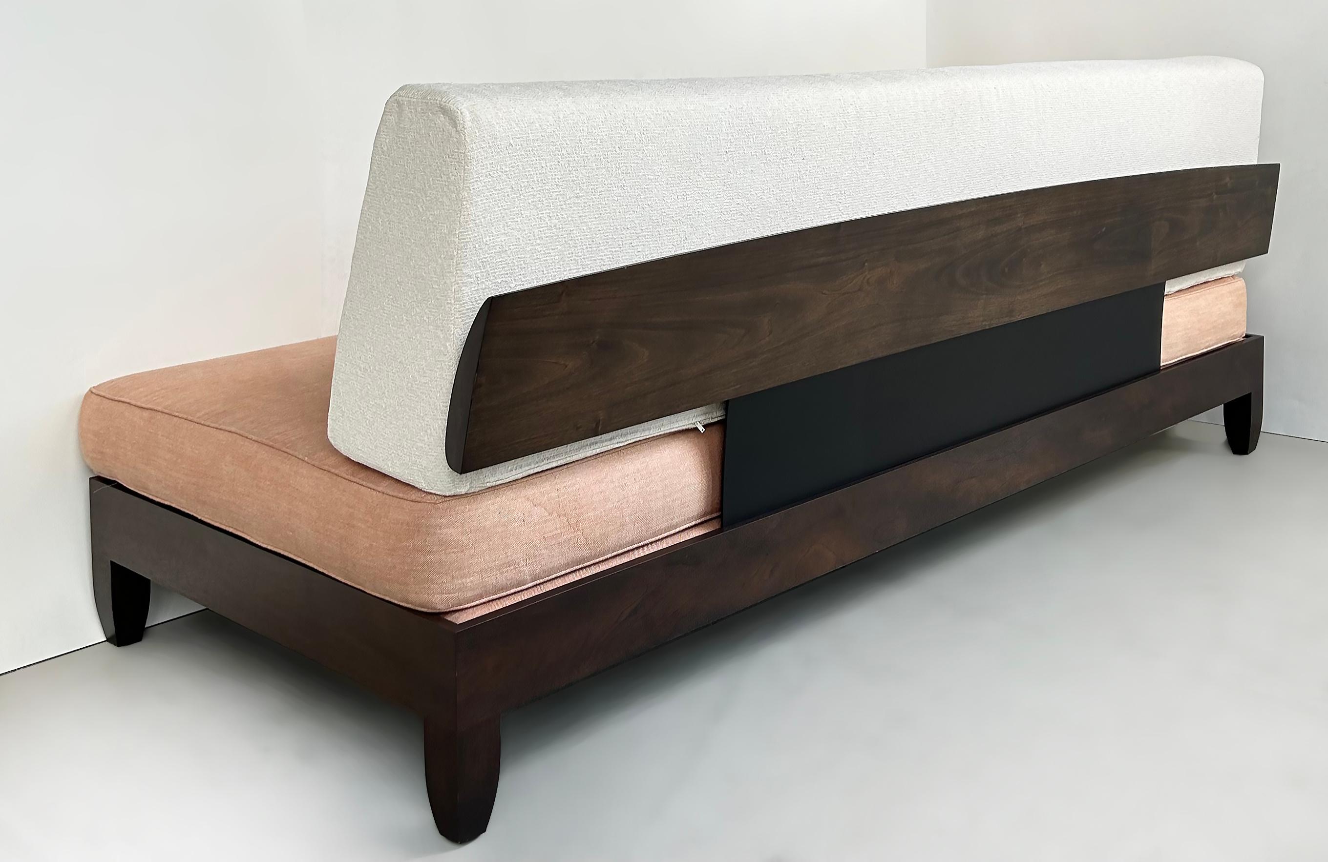 Ralph Pucci Chris Lehrecke Sofá de caoba sin brazos con cojines sueltos Moderno en venta