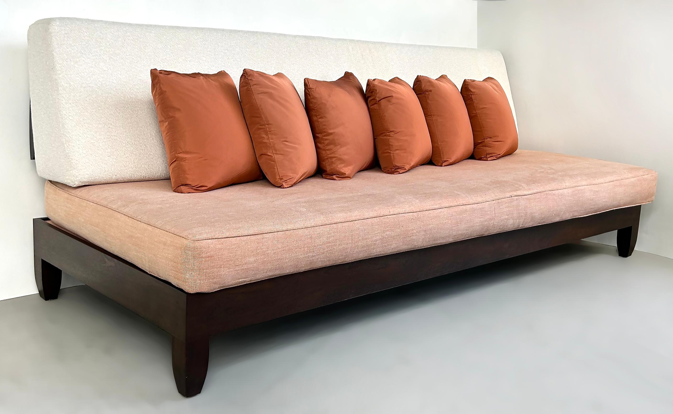 Ralph Pucci Chris Lehrecke Sofá de caoba sin brazos con cojines sueltos Estadounidense en venta