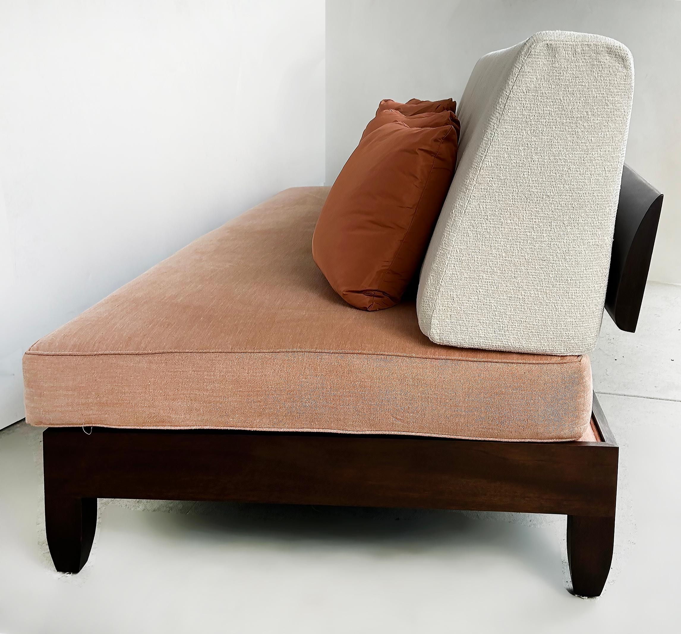 Ralph Pucci Chris Lehrecke Sofá de caoba sin brazos con cojines sueltos Siglo XXI y contemporáneo en venta