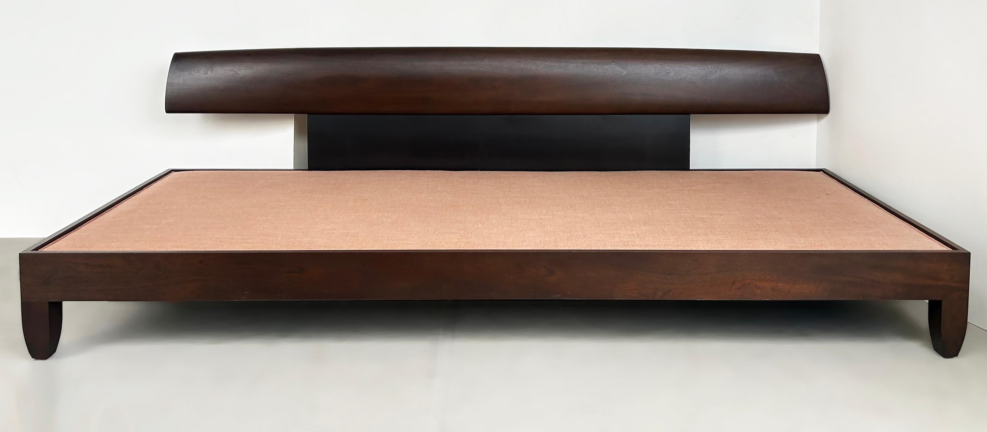Ralph Pucci Chris Lehrecke Sofá de caoba sin brazos con cojines sueltos en venta 1