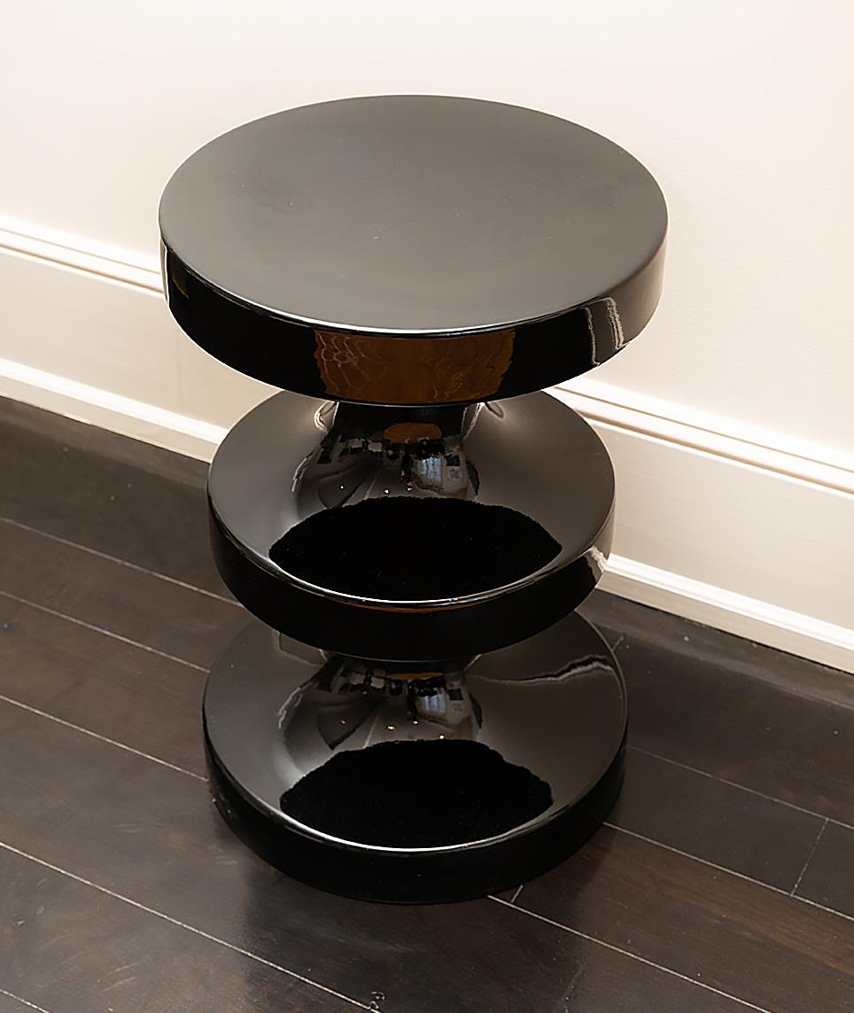 


Ralph Pucci International India Mahdavi Tabouret d'évêque, table d'appoint en noir


Le tabouret Bishop en noir d'India Mahdavi est une pièce sculpturale saisissante à la silhouette audacieuse de pièce d'échecs. Fini dans un glaçage noir