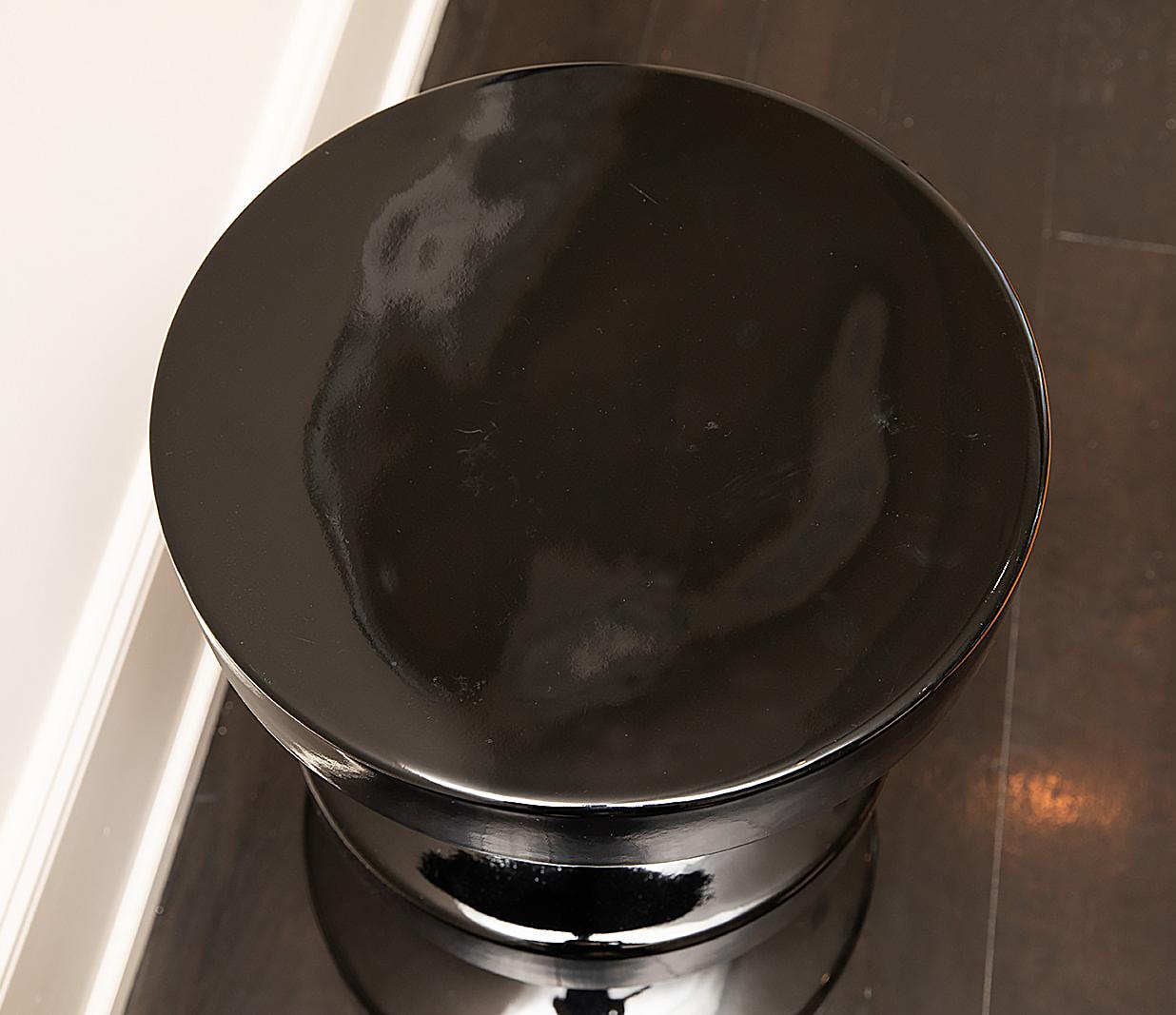 Ralph Pucci International India Mahdavi Tabouret d'évêque, table d'appoint en noir Bon état - En vente à Miami, FL
