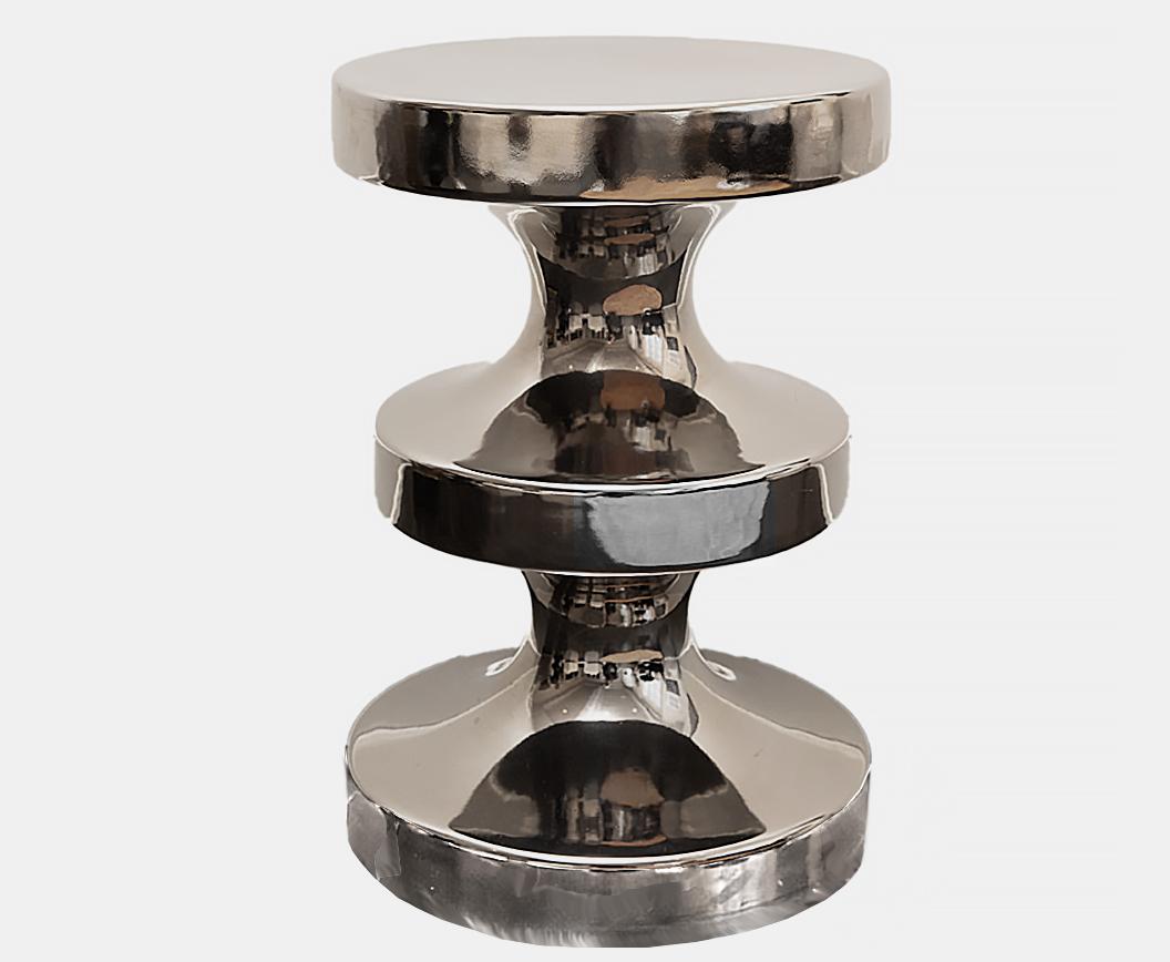 Ralph Pucci International India Mahdavi Tabouret et table d'appoint en argent 


La vente porte sur un tabouret Bishop d'India Mahdavi en argent, qui ajoute une touche lumineuse et futuriste à son emblématique pièce d'échecs. Avec sa finition