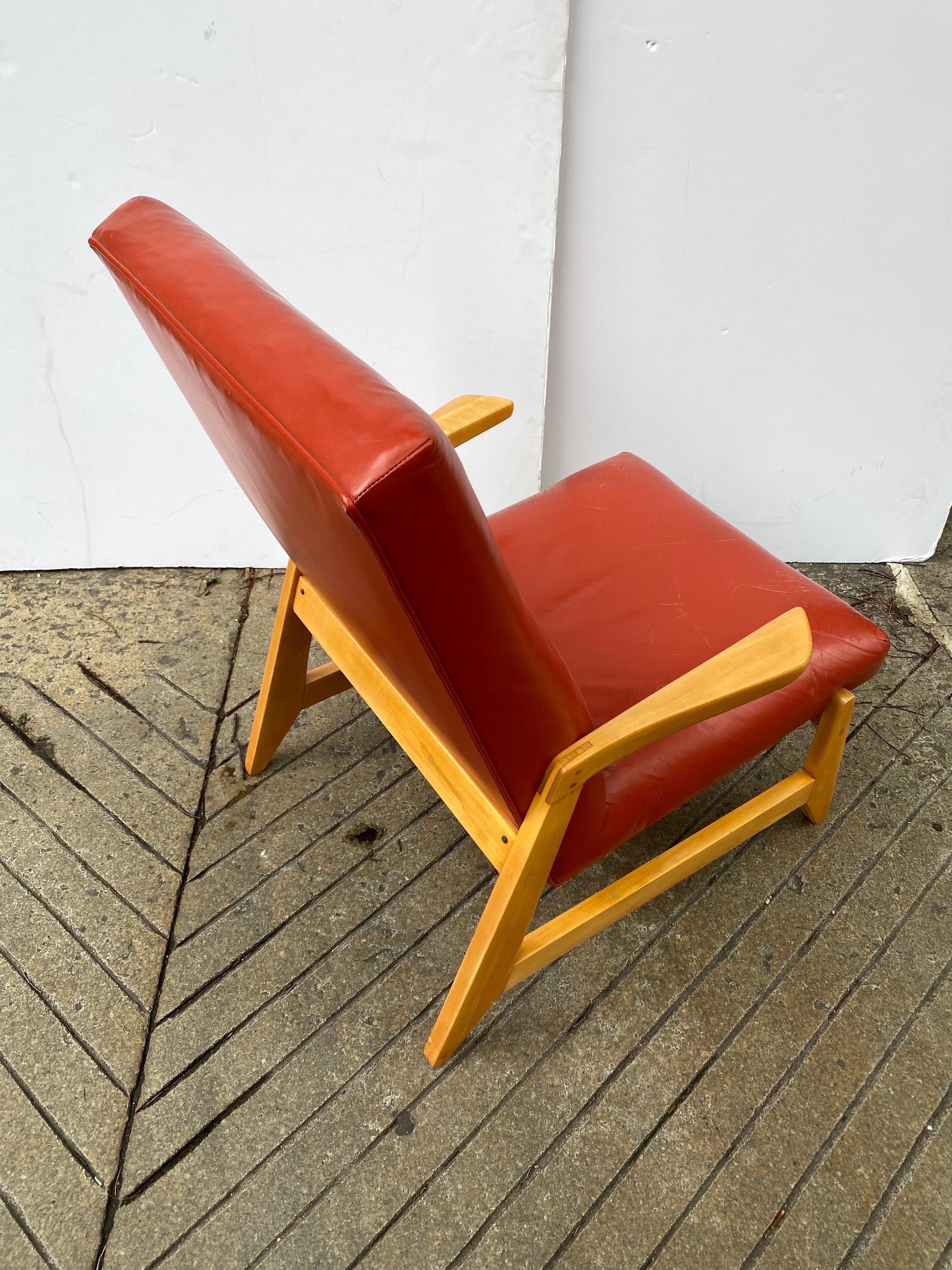Chaise longue à dossier haut Ralph Rapson Early pour Knoll  Rapson a conçu toute une série de meubles qui sont entrés en production à la fin des années 40  La chaise longue à dossier haut est un modèle de la série que l'on ne trouve pas souvent. 