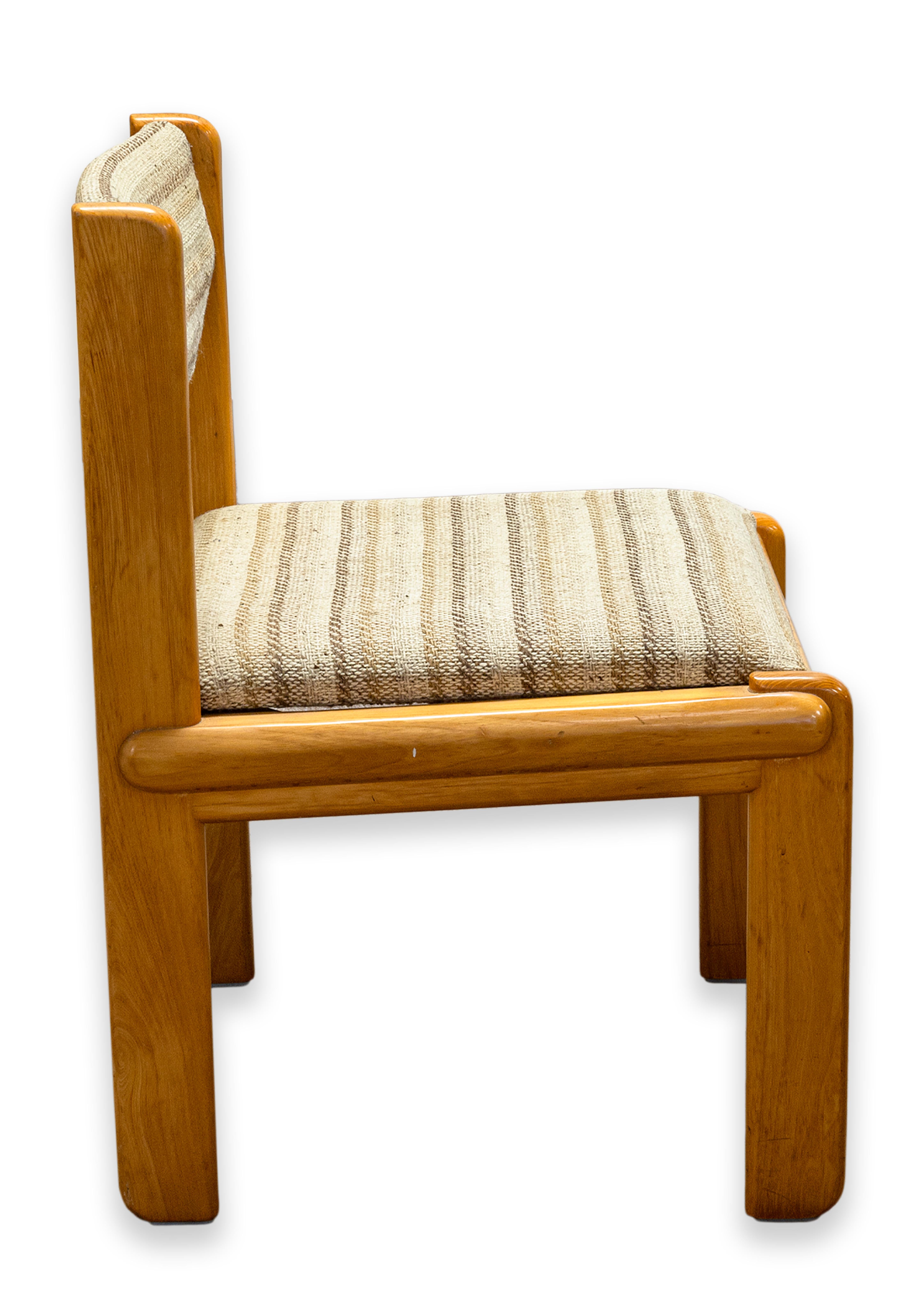 Exemple de chaise d'appoint conçue par Ralph Rye pour Thonet. Chaise assortie à la table de salle à manger ou de conférence modèle 879.100. Fabriqué en 1977. Cadre en orme massif avec tissu d'ameublement à rayures marron clair. Motif en bois emboîté