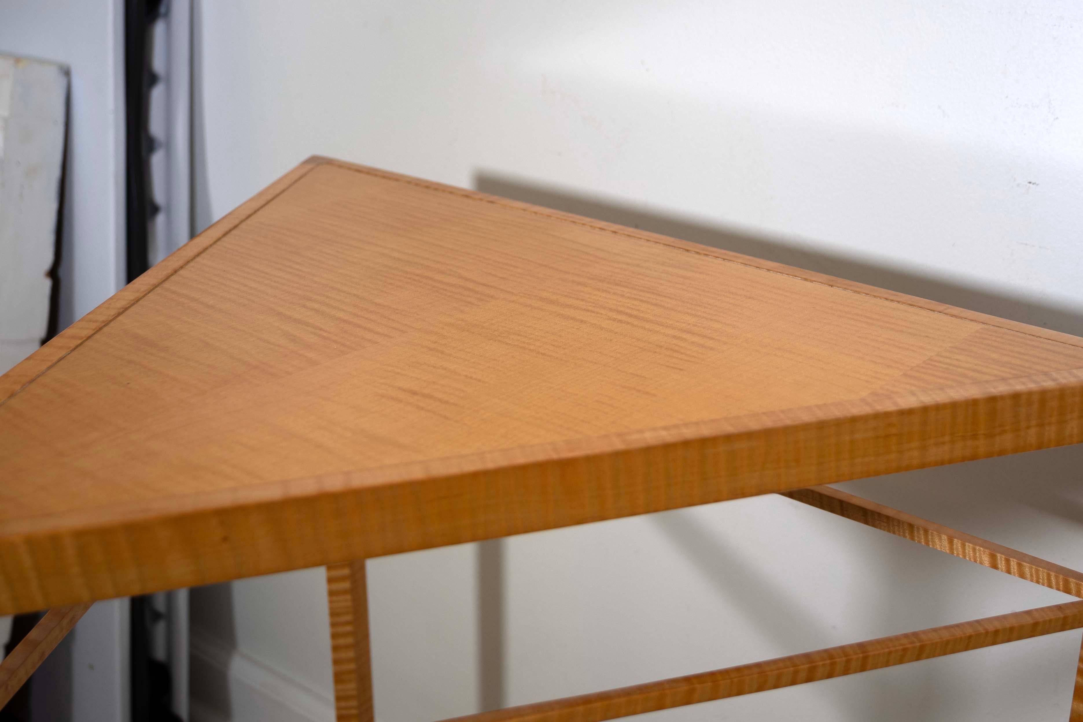 Érable Ensemble signé Ralph Rye de 3 tables gigognes postmodernes en bois d'érable bouclé en vente