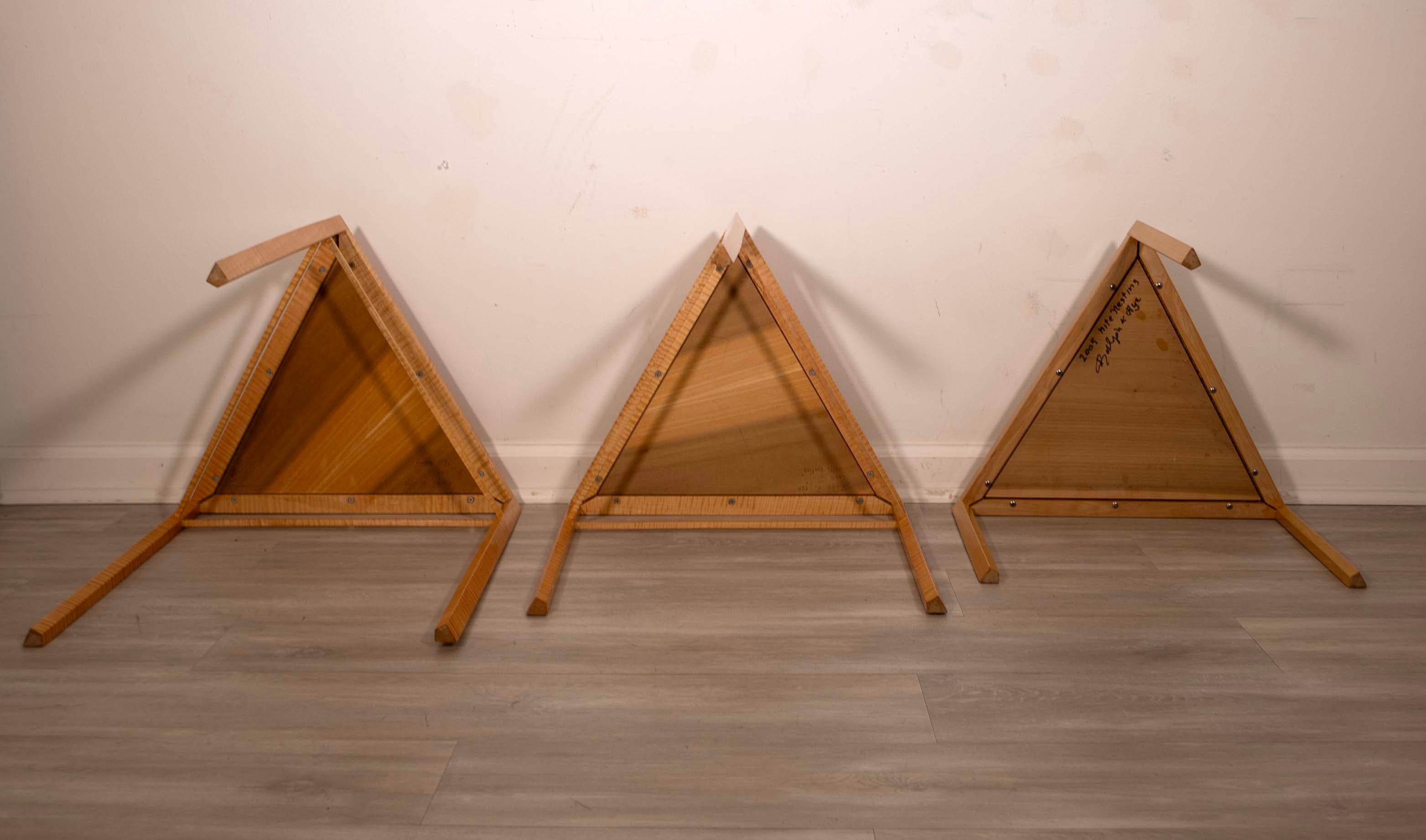 Ensemble signé Ralph Rye de 3 tables gigognes postmodernes en bois d'érable bouclé en vente 1