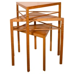 Ensemble signé Ralph Rye de 3 tables gigognes postmodernes en bois d'érable bouclé
