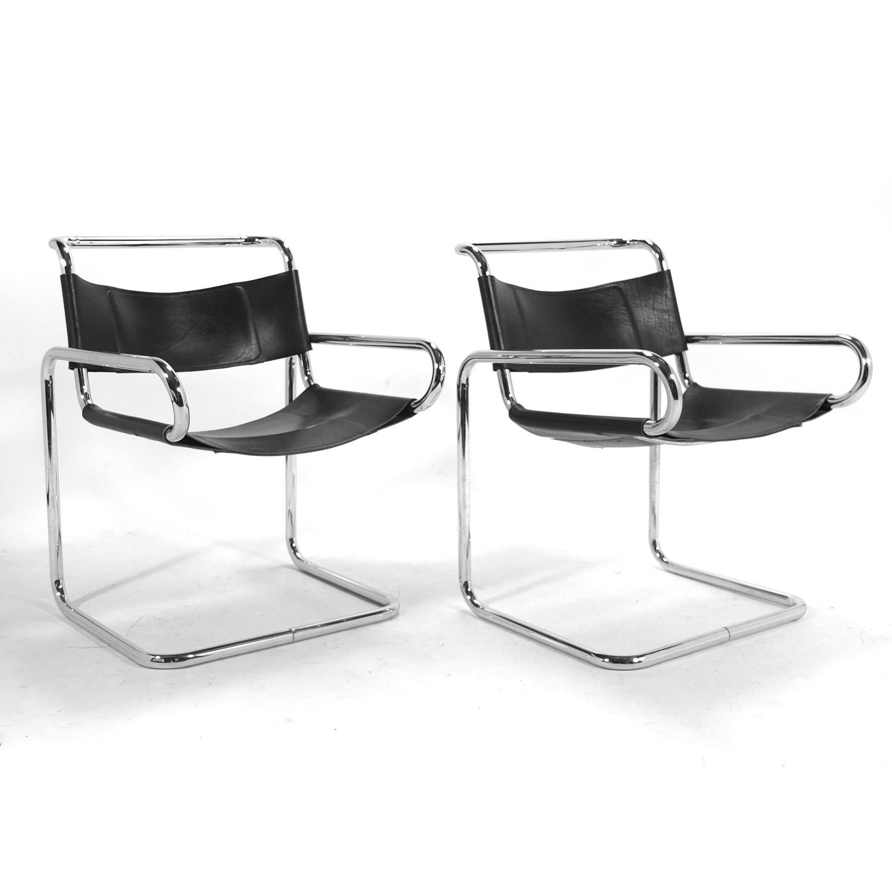 Ralph Rye s'appuie sur la tradition de conception de chaises en porte-à-faux lancée au Bauhaus par Mart Stam, Marcel Breuer et Mies van der Rohe. La version élégante de Rye inverse le porte-à-faux et crée un accoudoir pour le spectateur. Les cadres