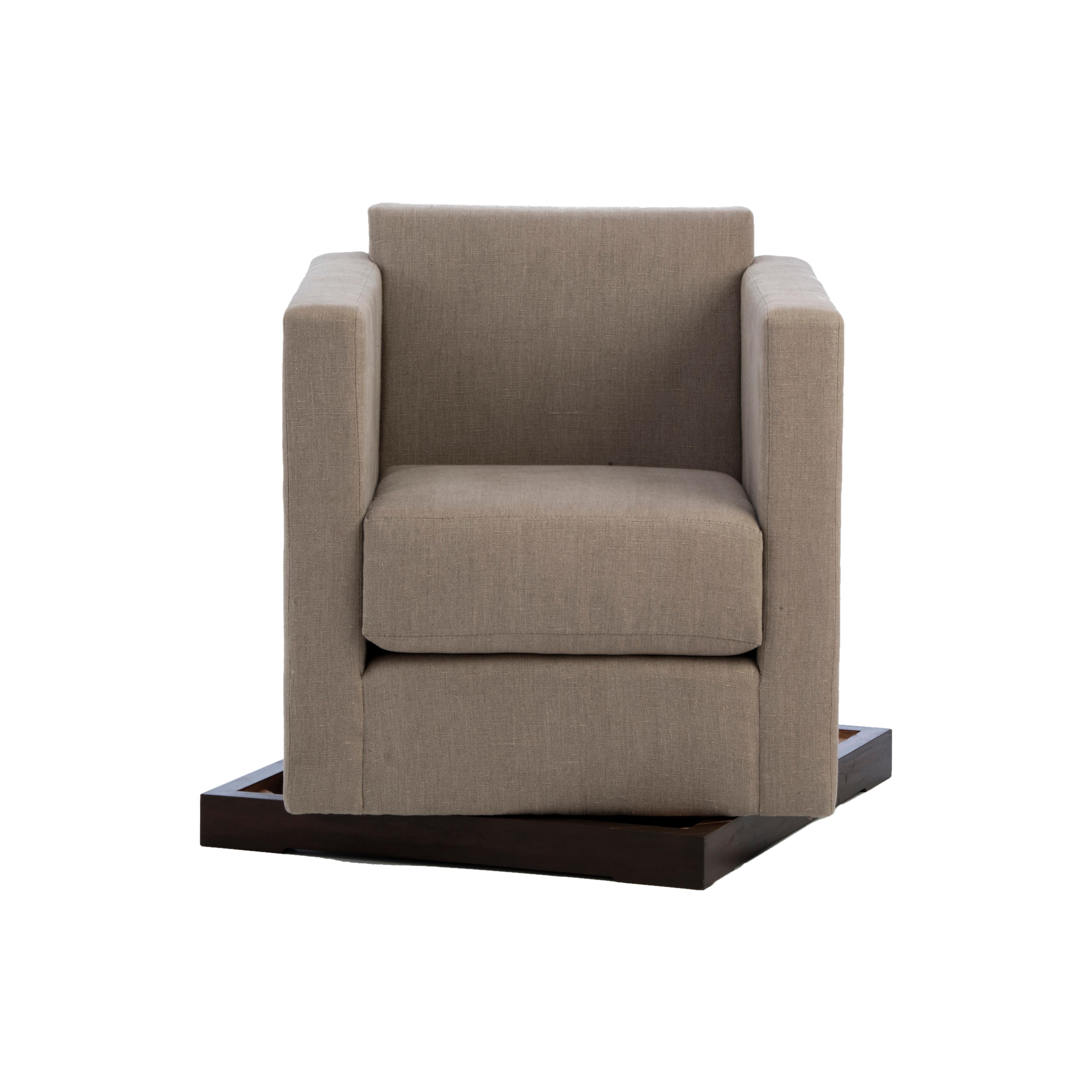 Le fauteuil pivotant Ralph réinterprète le fauteuil club classique avec une silhouette surélevée et carrée qui respire la sophistication moderne. Conçu avec une échelle épurée et féminine, il adoucit le style traditionnellement masculin du fauteuil