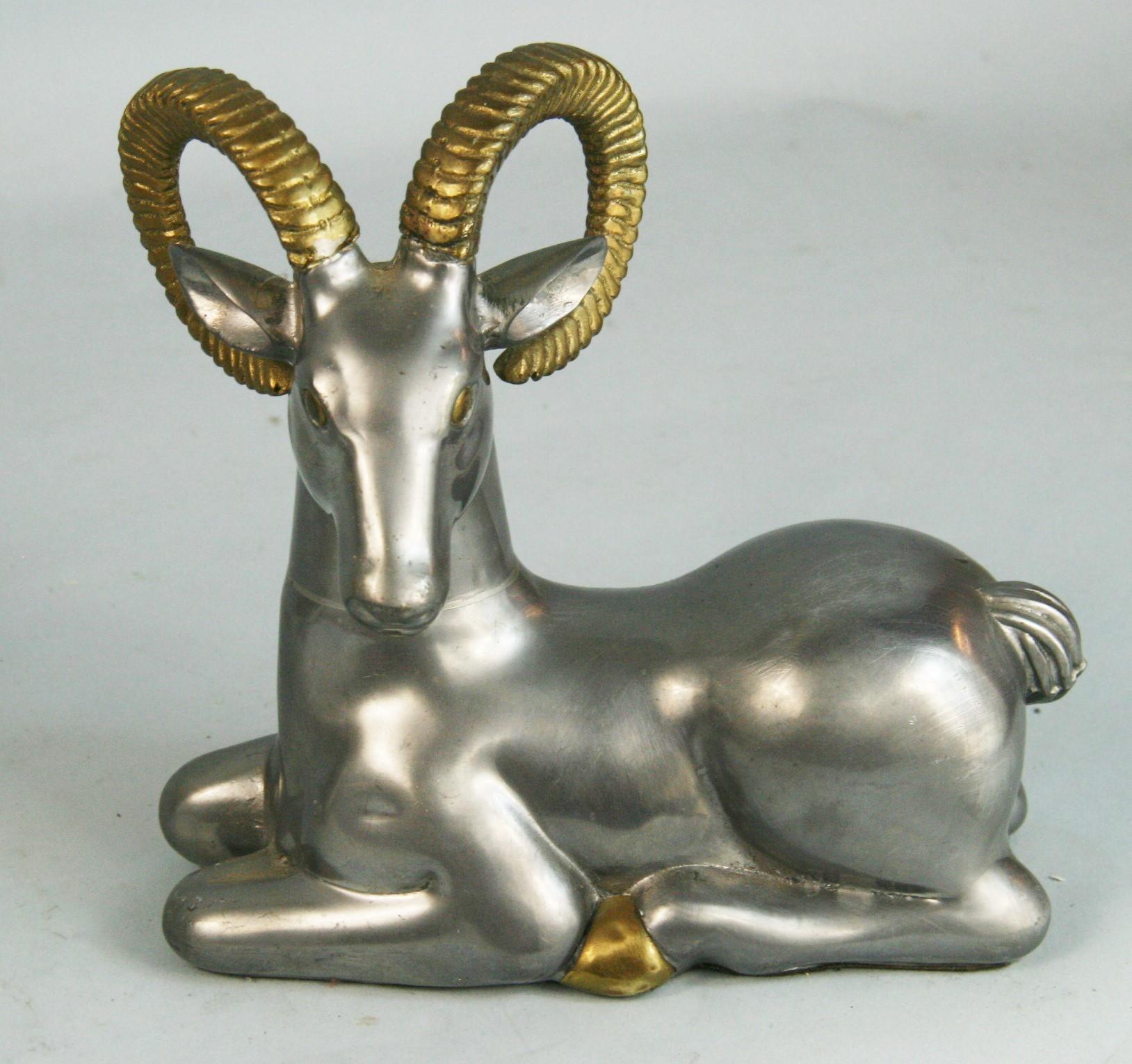 3-760 coppia di fermalibri/sculture di ariete di grandi dimensioni in peltro e ottone.