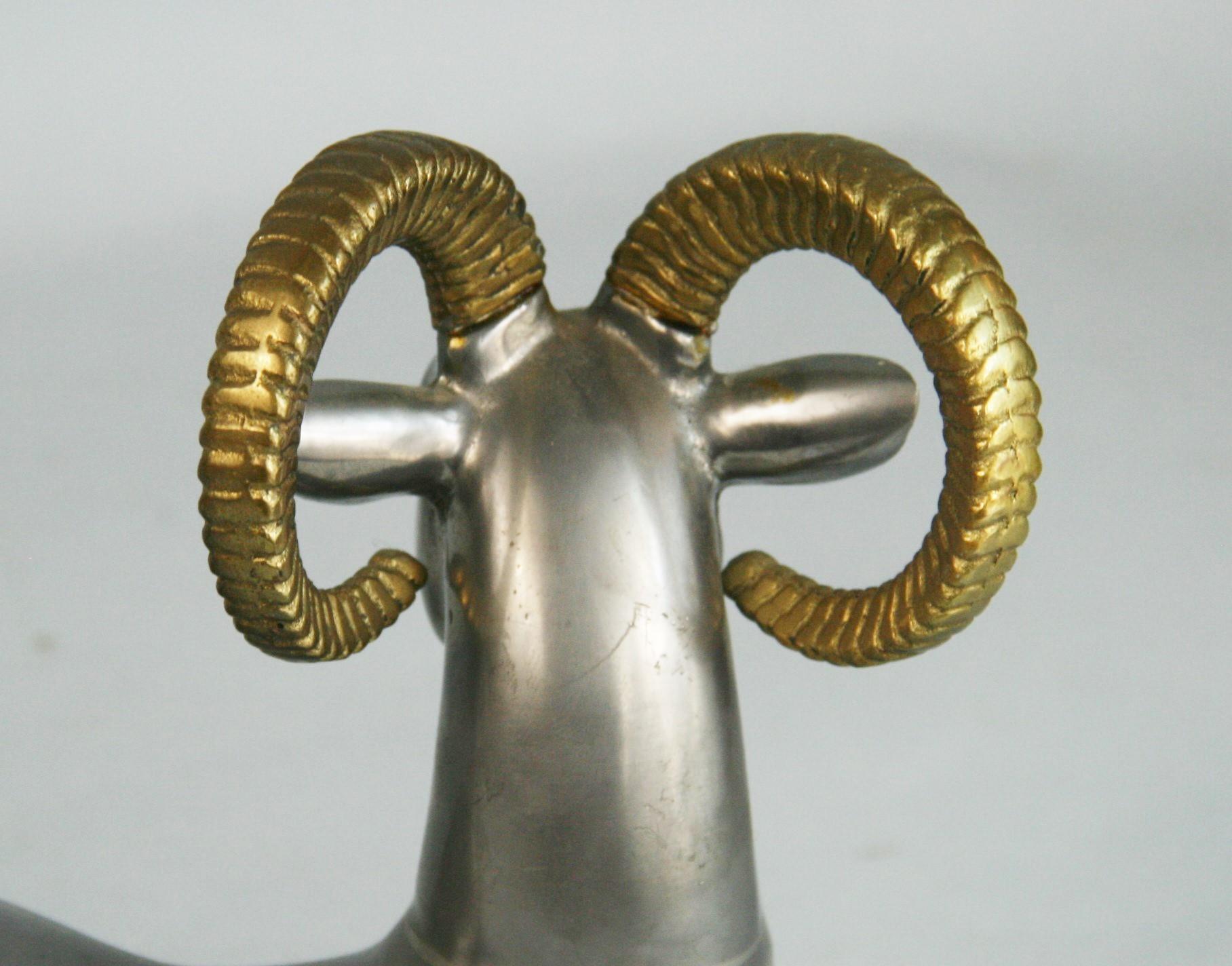 Ottone Reggilibri/Sculture a forma di ariete a coppia in vendita