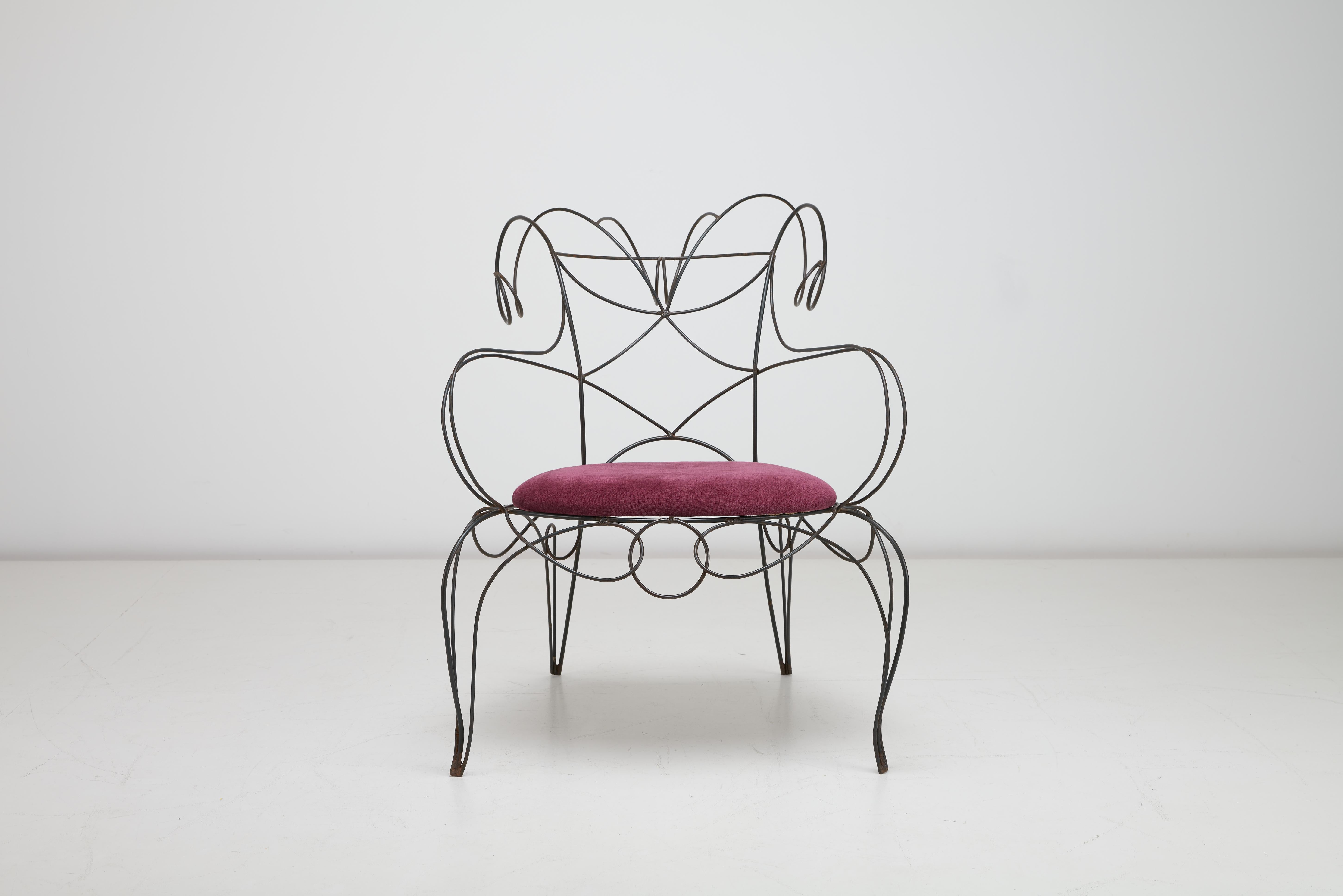 Der André Dubreuil Ram Chair, hergestellt von A.D. Decorative Arts Ltd, London, 1987, ist eine meisterhafte Mischung aus Kunst und Handwerk und verkörpert den kühnen, skulpturalen Stil, für den André Dubreuil bekannt ist. Dieser Stuhl ist ein