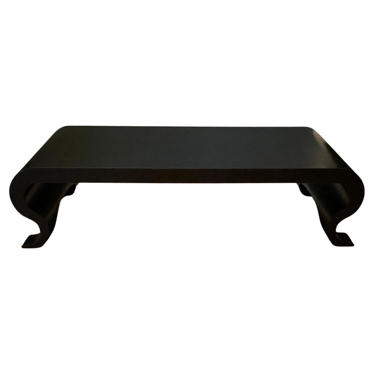 Table basse Ram, présentée ici en placage de chêne teinté ébène, fabriquée sur commande dans d'autres finitions de bois et avec un plateau en marbre en option. La table est conçue par Hassan Abouseda pour HAF. Également disponible dans notre salle