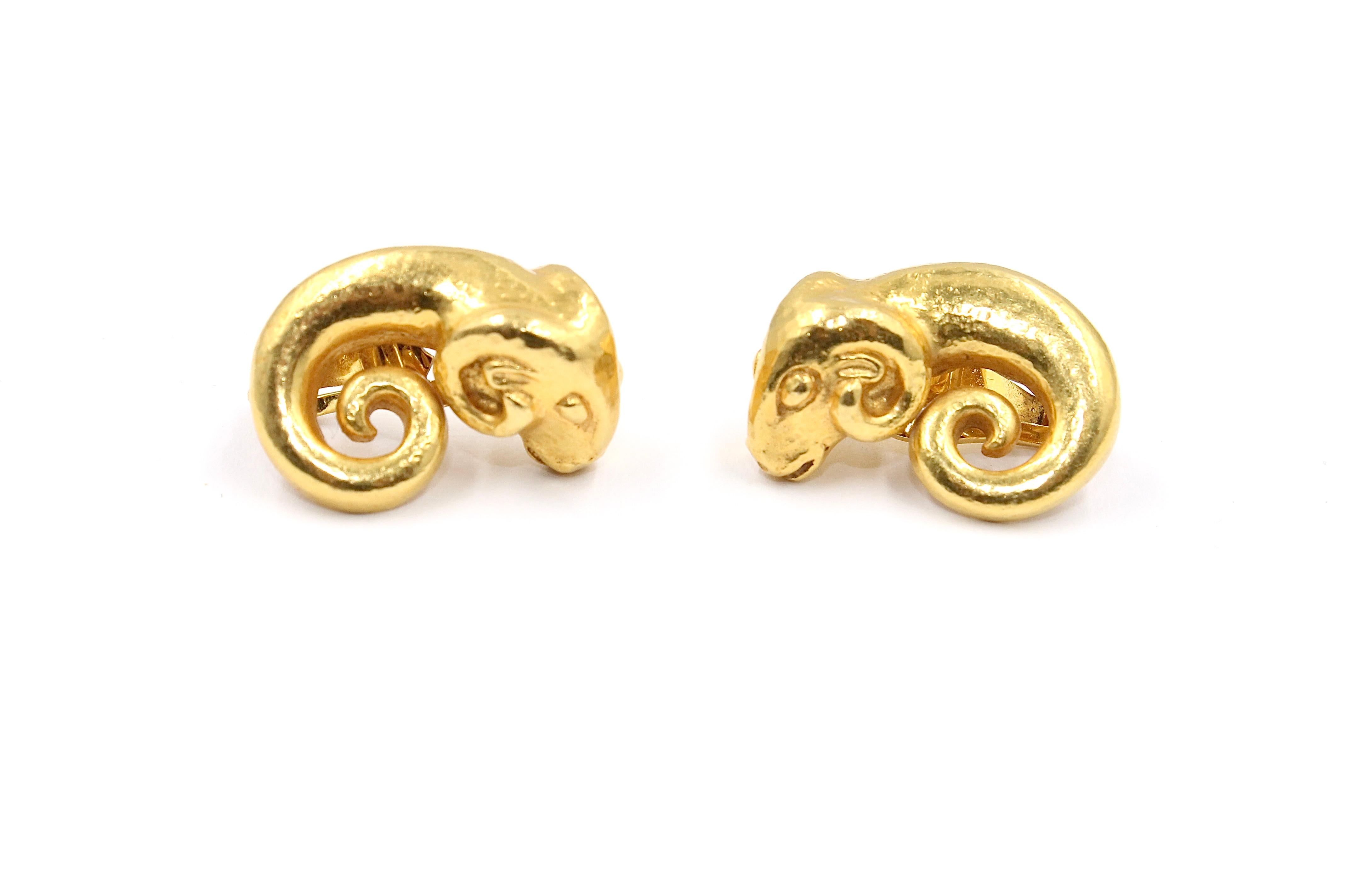 Widder-Ohrringe aus 22-karätigem Gold, signiert von dem berühmten griechischen Juwelier Zolotas. 

Die Ohrringe sind mit einem Klappverschluss, aber wir können es auf Anfrage ändern und einen Alpa-Verschluss für Ohrlöcher machen. 

ca.