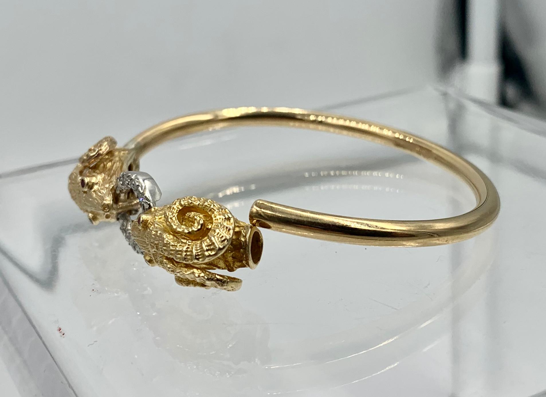 Bracelet jonc tête de bélier en or 14 carats avec diamants et rubis en vente 4