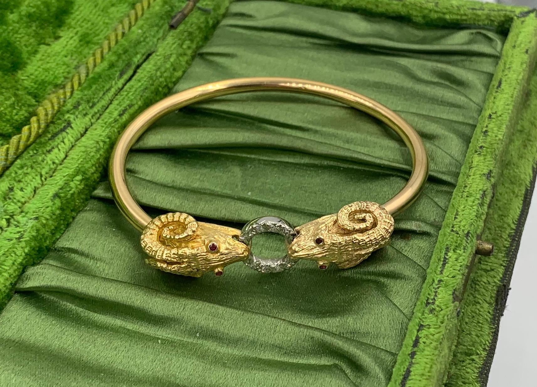 Contemporain Bracelet jonc tête de bélier en or 14 carats avec diamants et rubis en vente