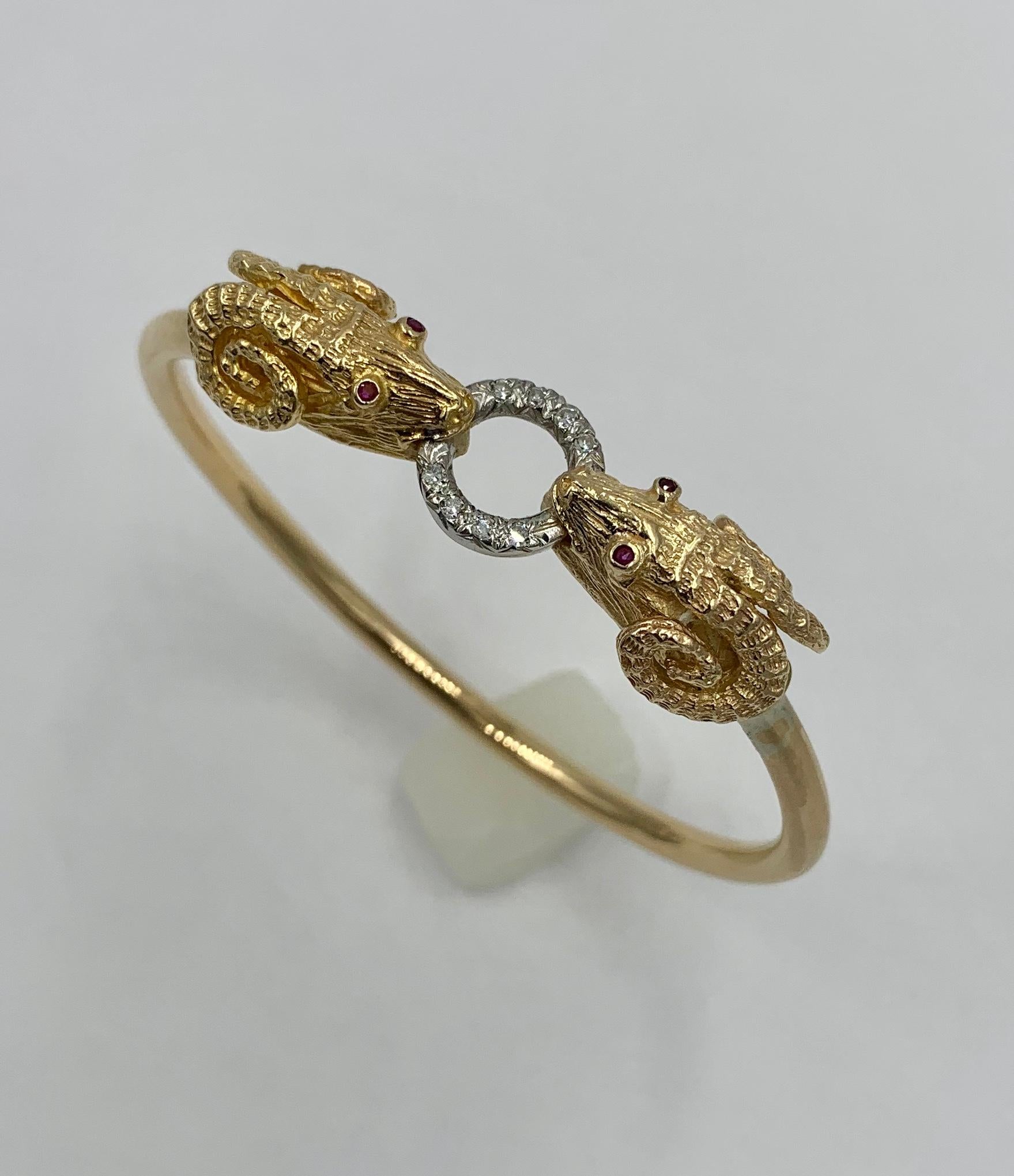 Taille ronde Bracelet jonc tête de bélier en or 14 carats avec diamants et rubis en vente