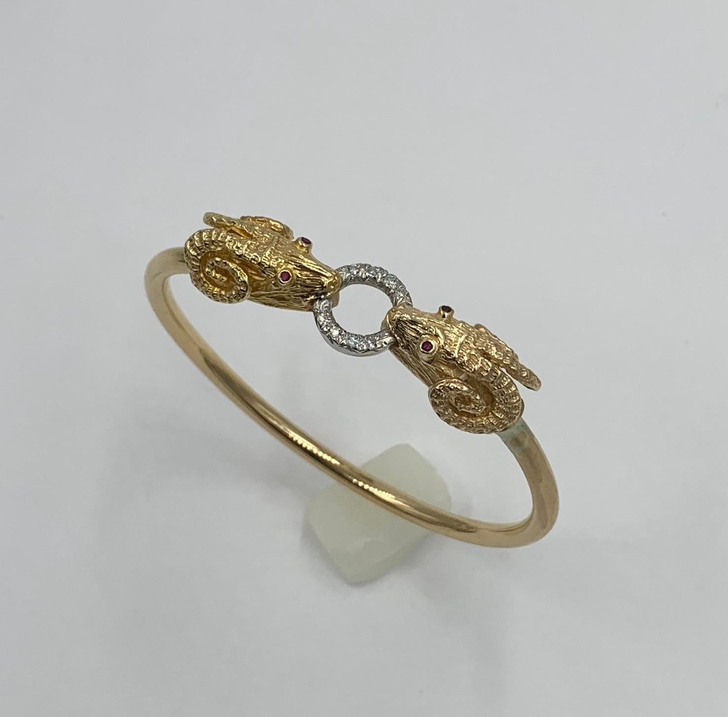 Bracelet jonc tête de bélier en or 14 carats avec diamants et rubis Bon état - En vente à New York, NY