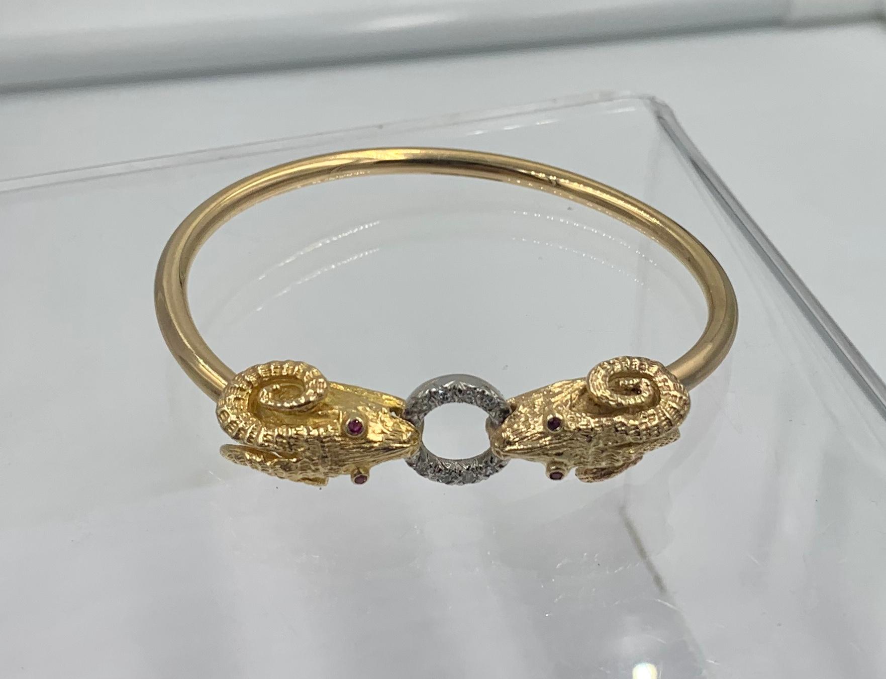Bracelet jonc tête de bélier en or 14 carats avec diamants et rubis Pour femmes en vente