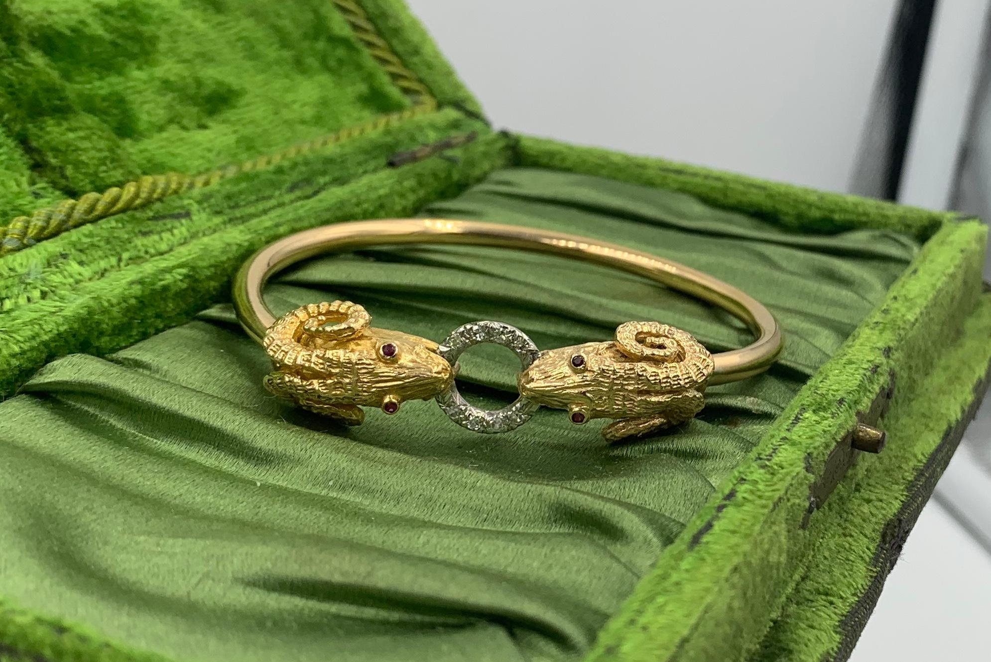 Bracelet jonc tête de bélier en or 14 carats avec diamants et rubis en vente 1