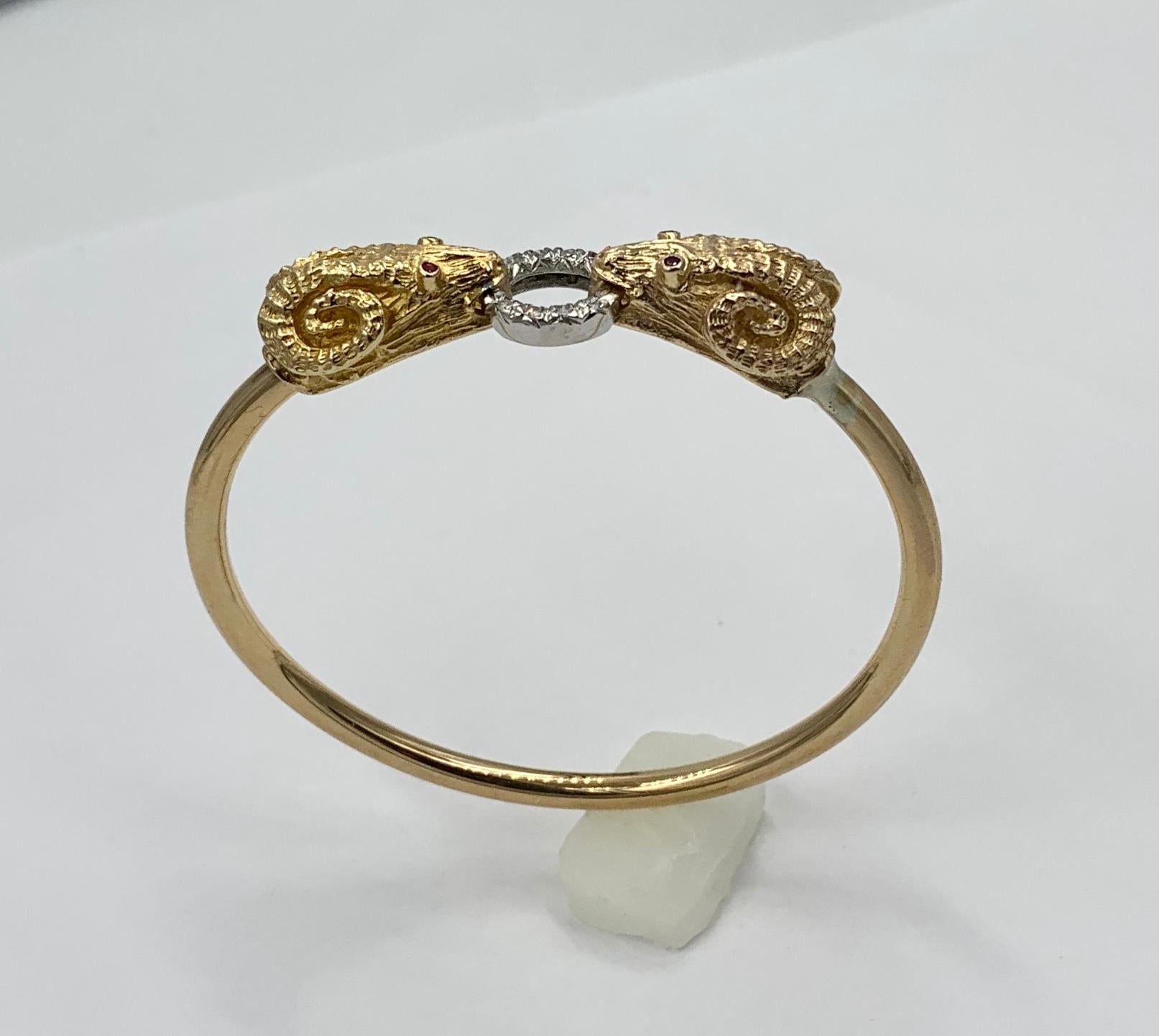 Bracelet jonc tête de bélier en or 14 carats avec diamants et rubis en vente 2