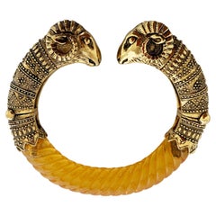 Bracelet tête de bélier en métal doré et résine avec fermoir à pince style néo-étrusque vintage, années 70