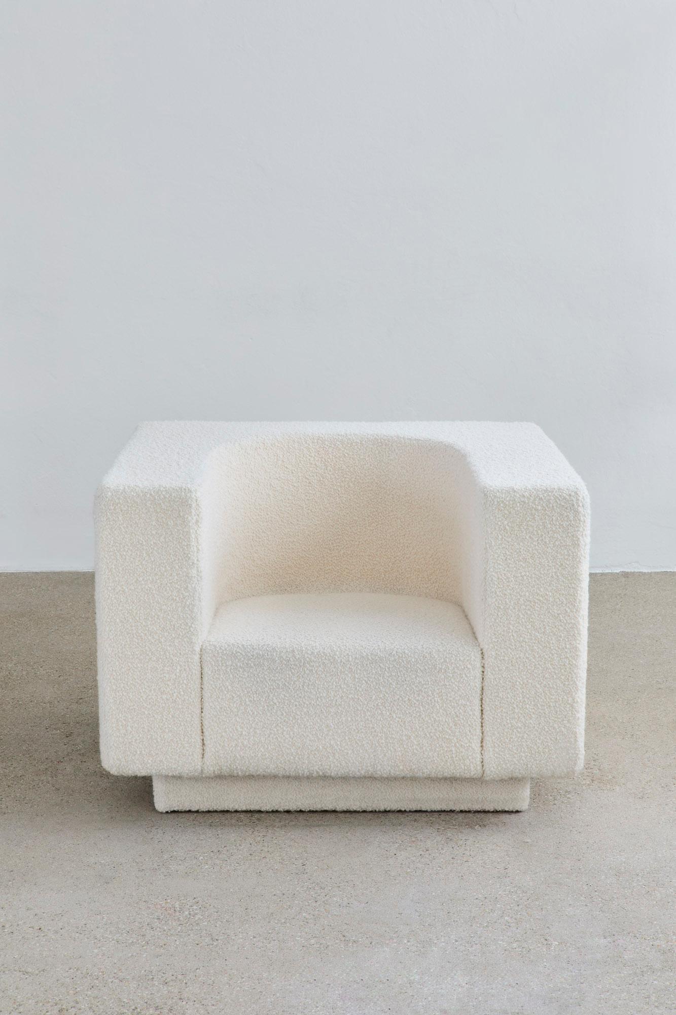 Fauteuil Rama blanc unique - Structure en bois et tapisserie d'ameublement en tissu par Megarisiotis
Dimensions : 94 x 97 x 69 cm : D 94 x L 97 x H 69 cm.
MATERIAL : Bois, mousse et tissu.

Des tissus sur mesure sont disponibles sur demande. Les