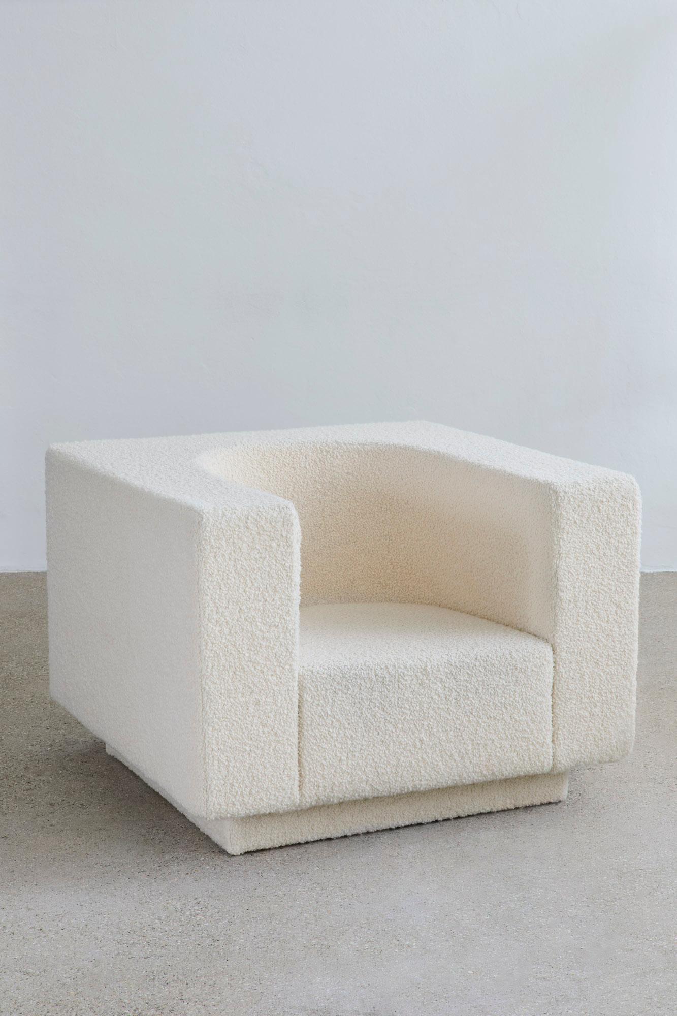 Postmoderne Fauteuil Rama blanc unique - Structure en bois et tapisserie d'ameublement en tissu par Megarisiotis en vente