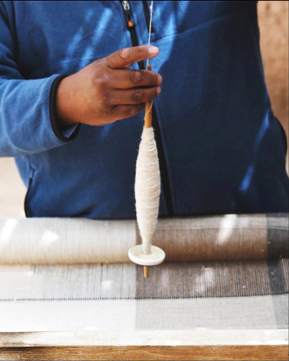 Tessuto a mano Cuscino lombare in lana Rama in marrone e beige - Fatto a mano in vendita