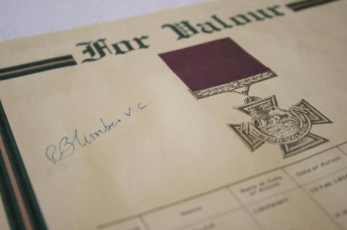 - Un elenco dei destinatari della Victoria Cross firmato dall'ufficiale Gurkha Rambahadur Limbu

Il nepalese Rambahadur Limbu (1939-) ha raggiunto il grado di Capitano, come Ufficiale Gurkha della Regina, ed è stato insignito del titolo di Membro