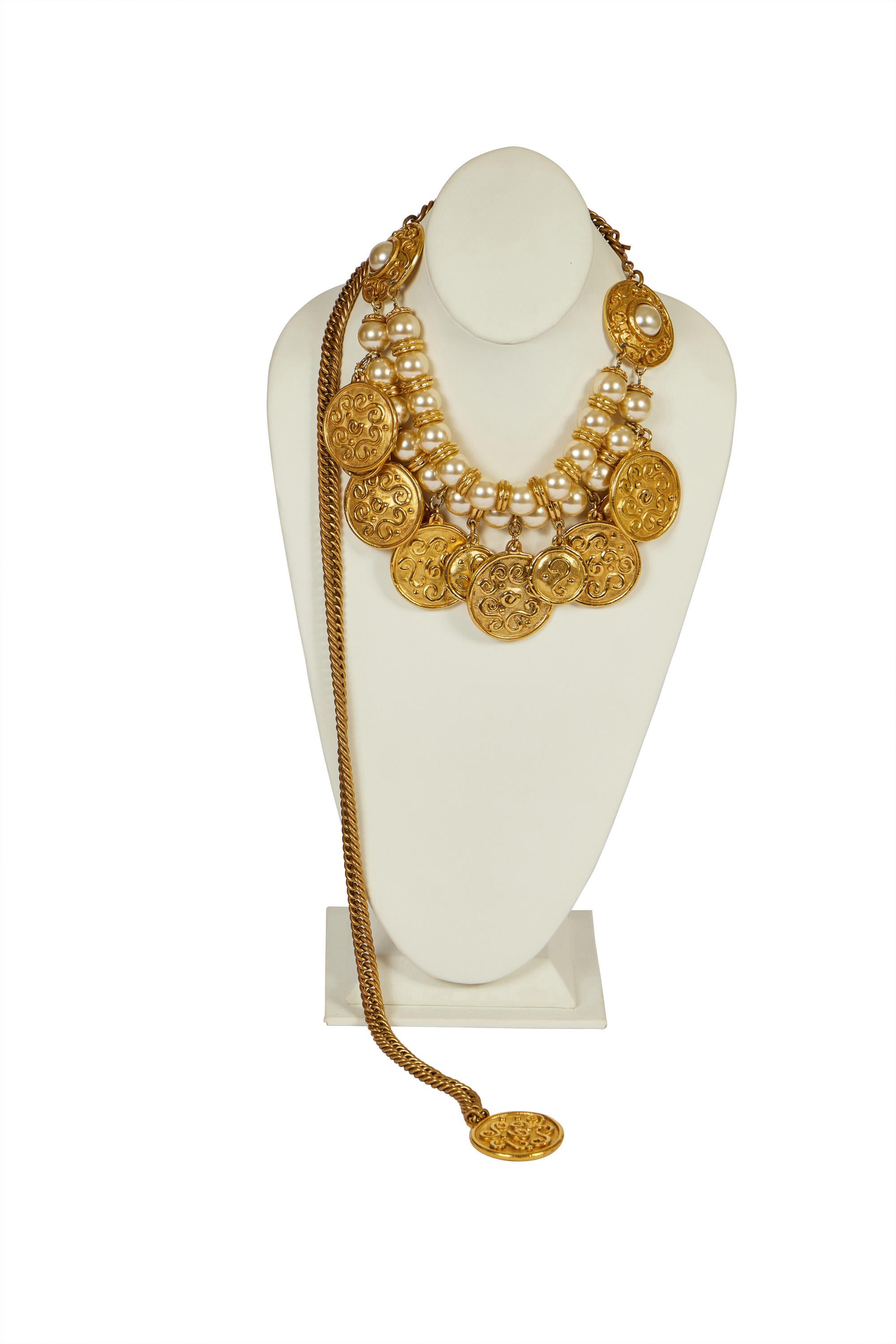 Ceinture / collier oversize Eduard Rambaud très collant des années 80. Peut être porté de multiples façons, très polyvalent et très grande taille. Livré avec une pochette ou une boîte.