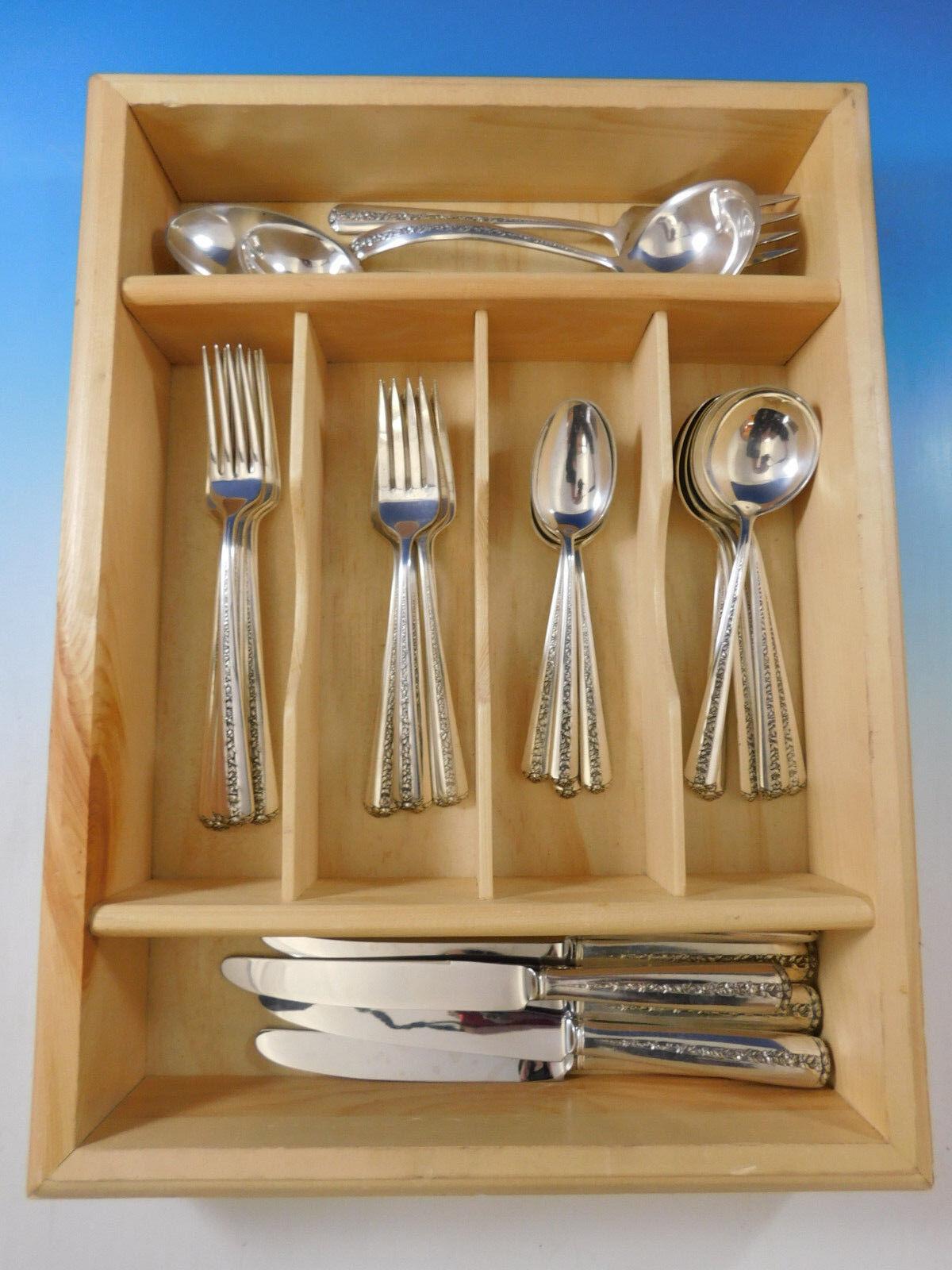 Le motif Rambler Rose, introduit pour la première fois par Towle en 1937, se caractérise par des côtés très polis et un treillis de roses au centre et sur la poignée.
Ensemble de couverts Rambler Rose by Towle en argent sterling, 34 pièces. Cet