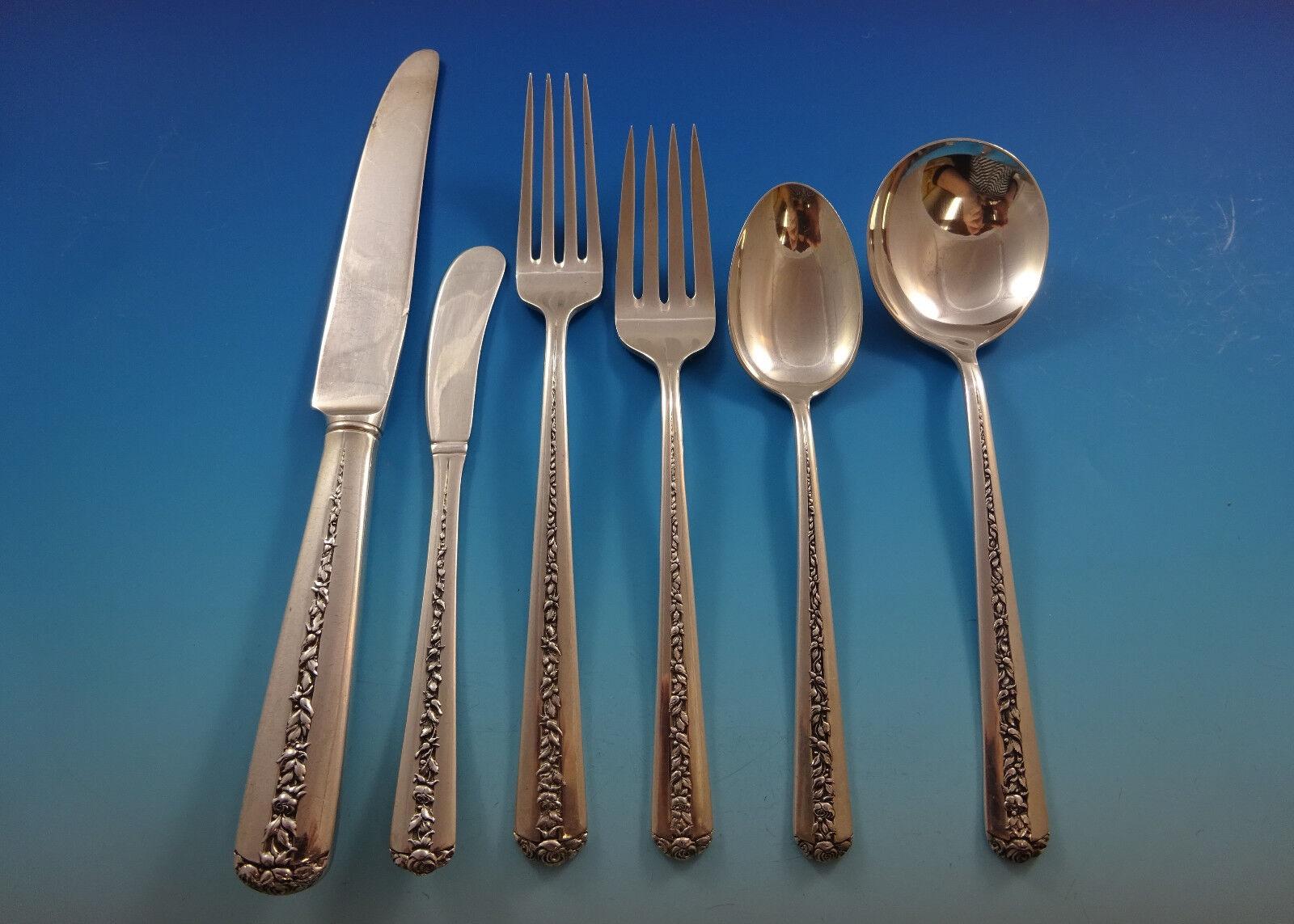 Los lados muy pulidos con un enrejado de rosas ramificadas en el centro y en el asa describen mejor el modelo Rambler Rose, introducido por primera vez por Towle en 1937.

Precioso juego de Cubiertos RAMBLER ROSE BY TOWLE de plata de ley - 52
