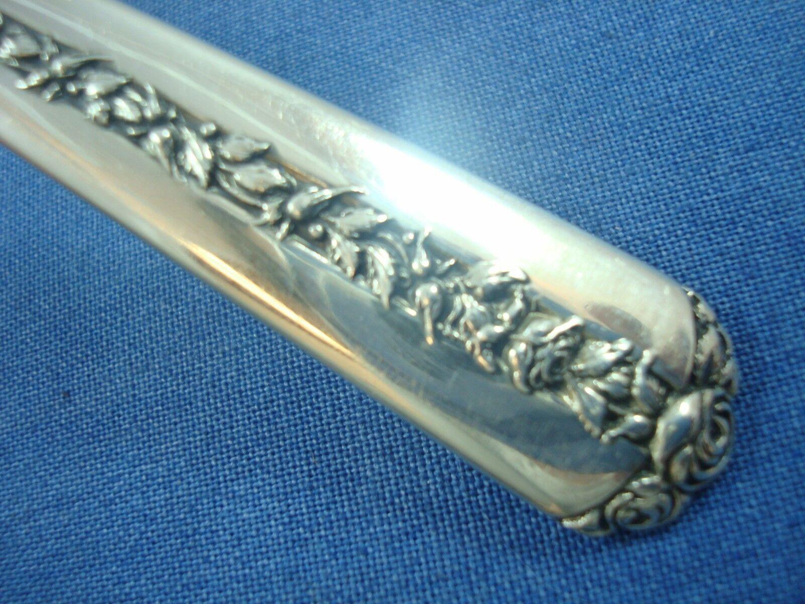Le motif Rambler Rose, introduit par Towle en 1937, se caractérise par des côtés très polis et un treillis de roses au centre et sur la poignée.

Service de couverts en argent sterling RAMBLER ROSE BY TOWLE - 24 pièces. Cet ensemble comprend :

6