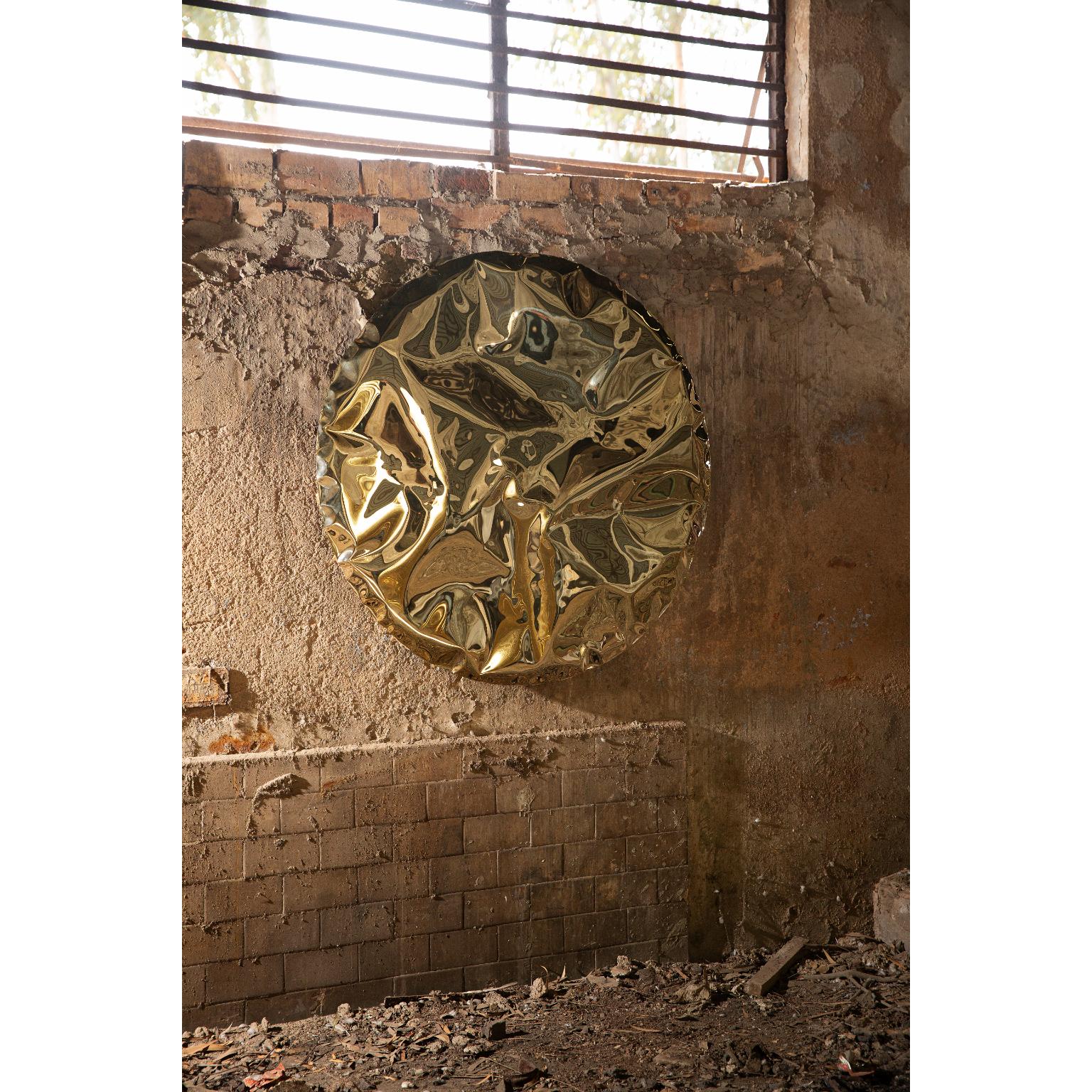 Scultura da parete in oro Ramé di NITUSH AROOSH
Dimensioni: Ø 100 cm. 
Materiali: Acciaio inossidabile.

Disponibile in diverse finiture. Tutte le nostre lampade possono essere cablate a seconda del Paese. Se viene venduto negli Stati Uniti, sarà